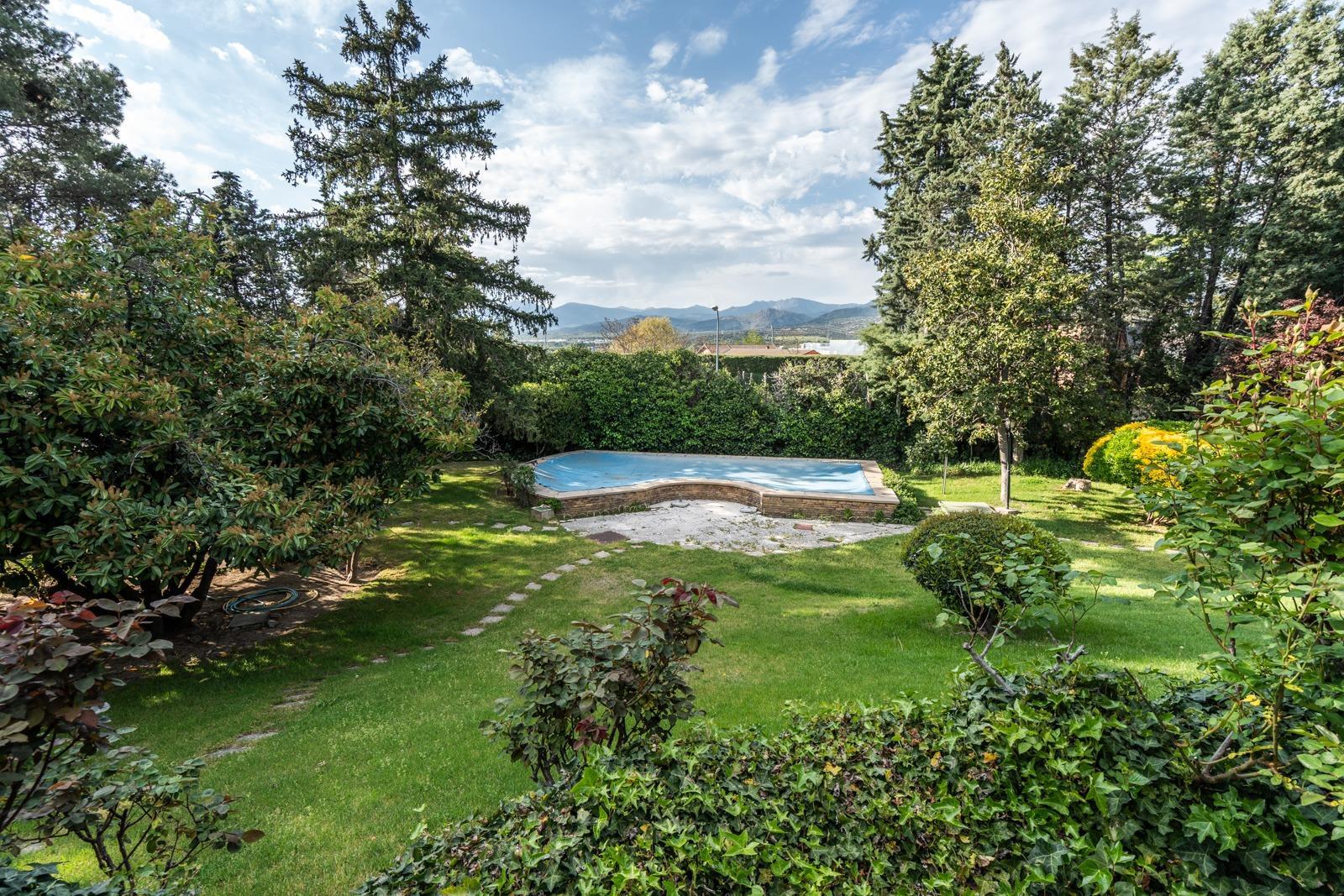 ^^CHALET INDEPENDIENTE EXCLUSIVO SOBRE DOS PARCELAS, JARDÍN DE ENSUEÑO Y PISCINA^^  En una de las ubicaciones más privilegiadas de Collado Villalba se presenta una oportunidad única en el mercado: