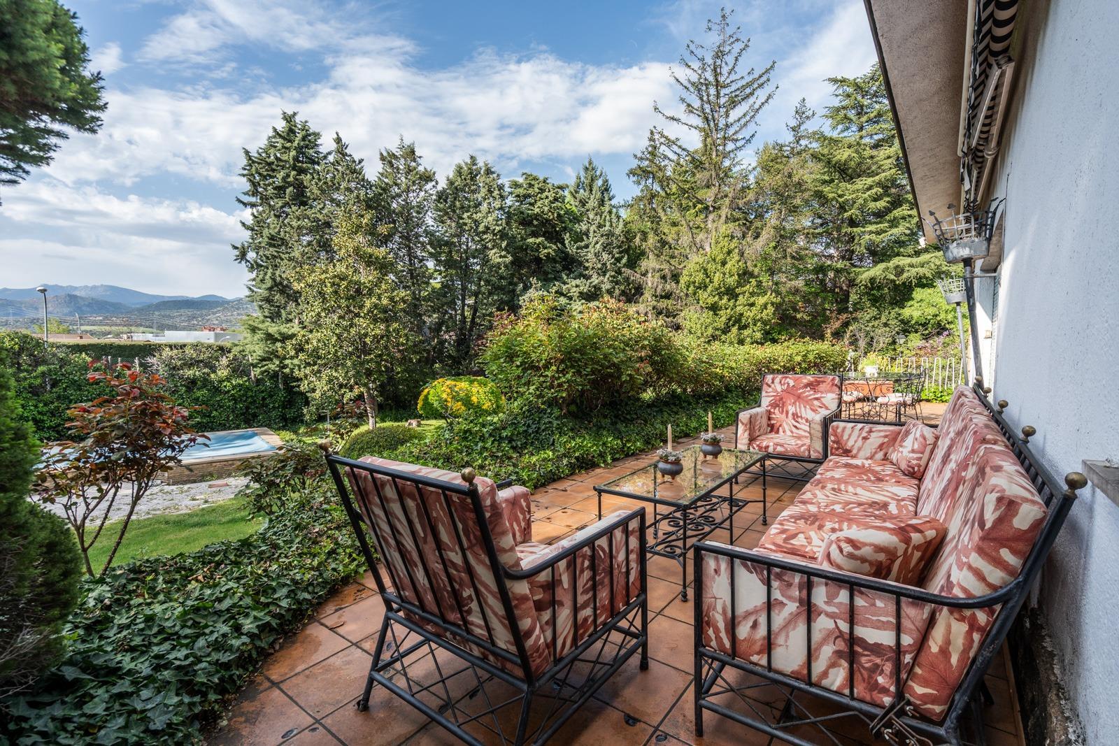 ^^CHALET INDEPENDIENTE EXCLUSIVO SOBRE DOS PARCELAS, JARDÍN DE ENSUEÑO Y PISCINA^^  En una de las ubicaciones más privilegiadas de Collado Villalba se presenta una oportunidad única en el mercado:
