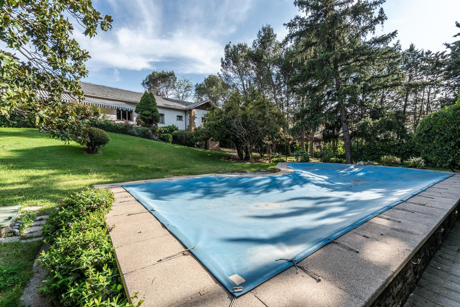 ^^CHALET INDEPENDIENTE EXCLUSIVO SOBRE DOS PARCELAS, JARDÍN DE ENSUEÑO Y PISCINA^^  En una de las ubicaciones más privilegiadas de Collado Villalba se presenta una oportunidad única en el mercado: