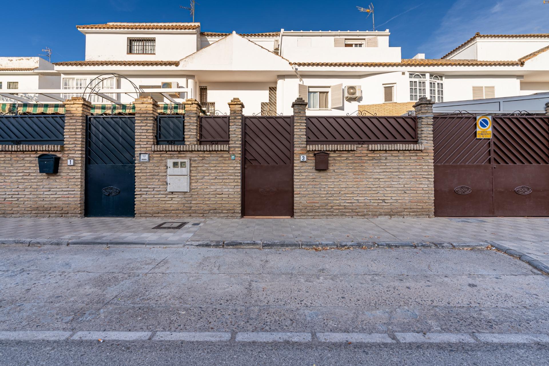 Adosado Tríplex de 4 dormitorios, 3 baños de 260 m2!!!