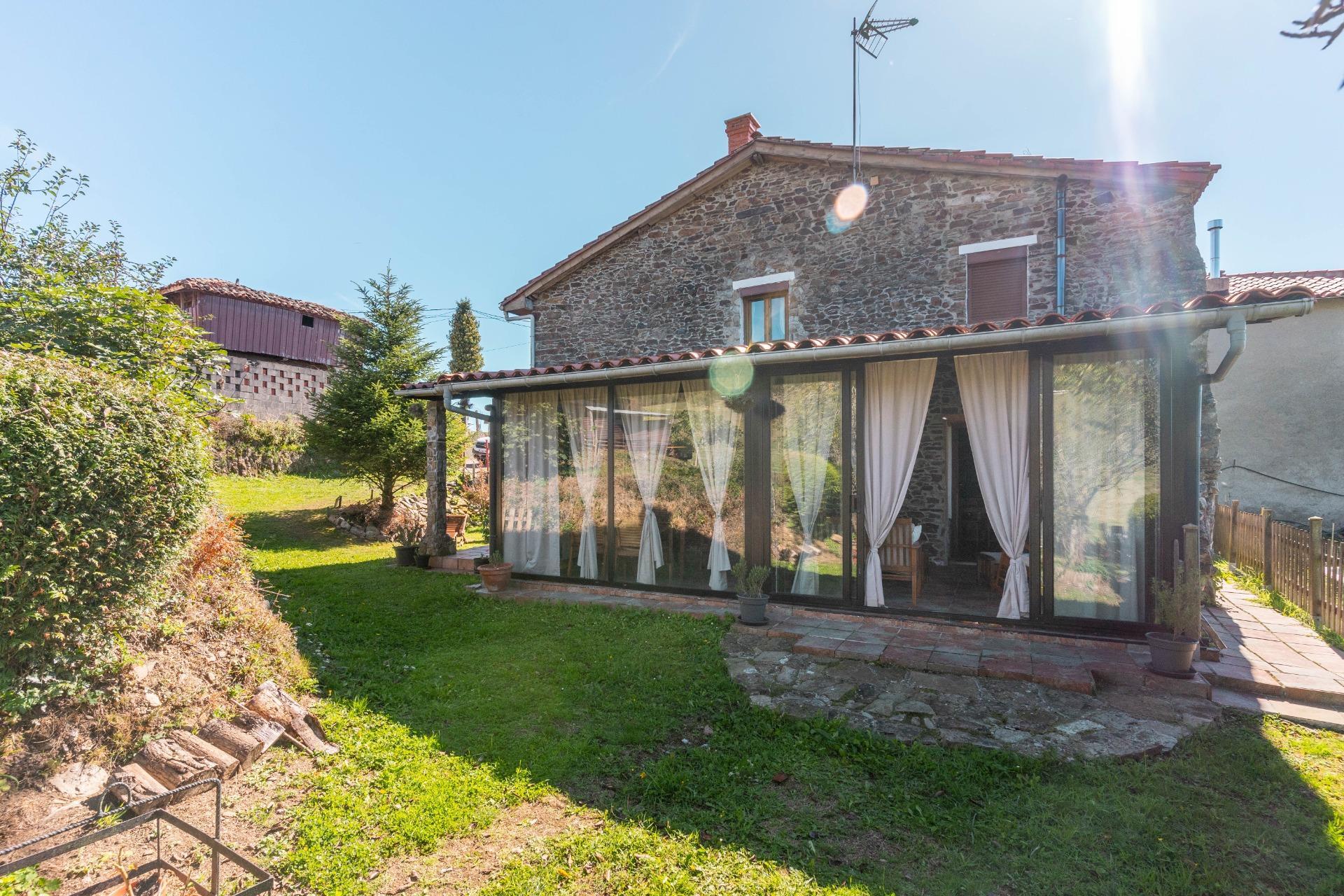 Encanto rural con alma asturiana ? Casa de piedra con vistas de ensueño en Loro (Pravia)