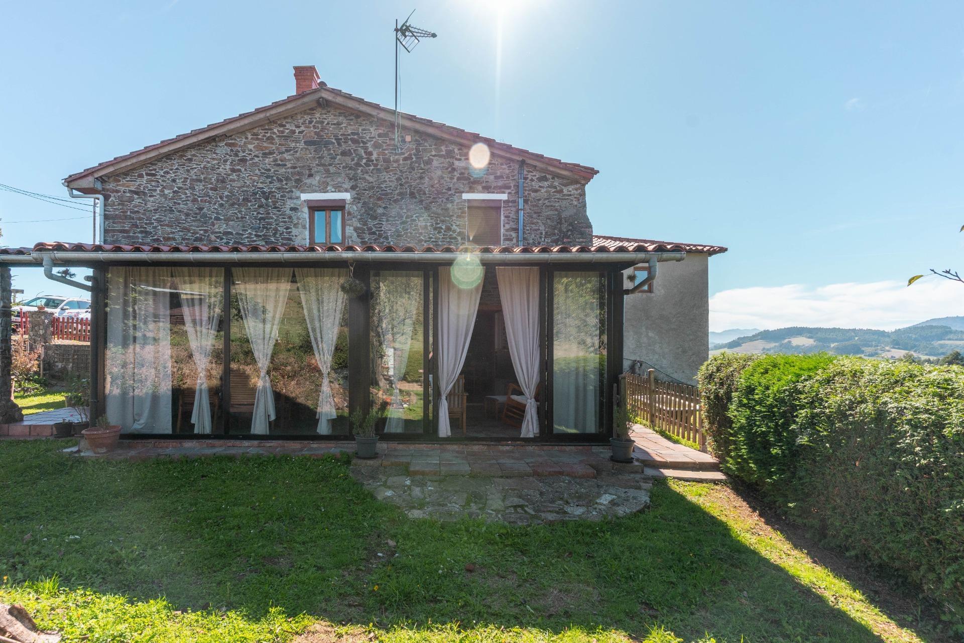 Encanto rural con alma asturiana ? Casa de piedra con vistas de ensueño en Loro (Pravia)