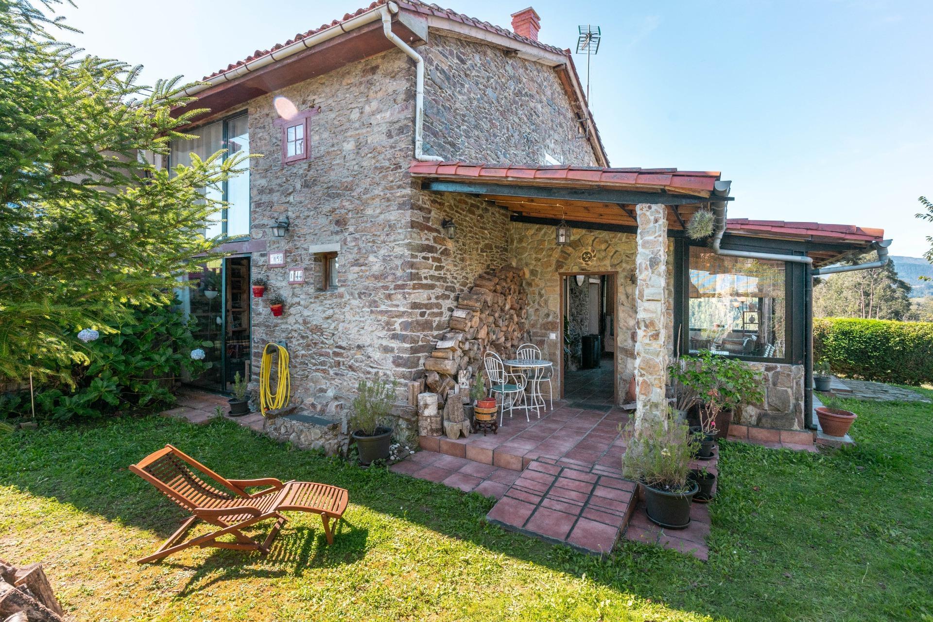 Encanto rural con alma asturiana ? Casa de piedra con vistas de ensueño en Loro (Pravia)