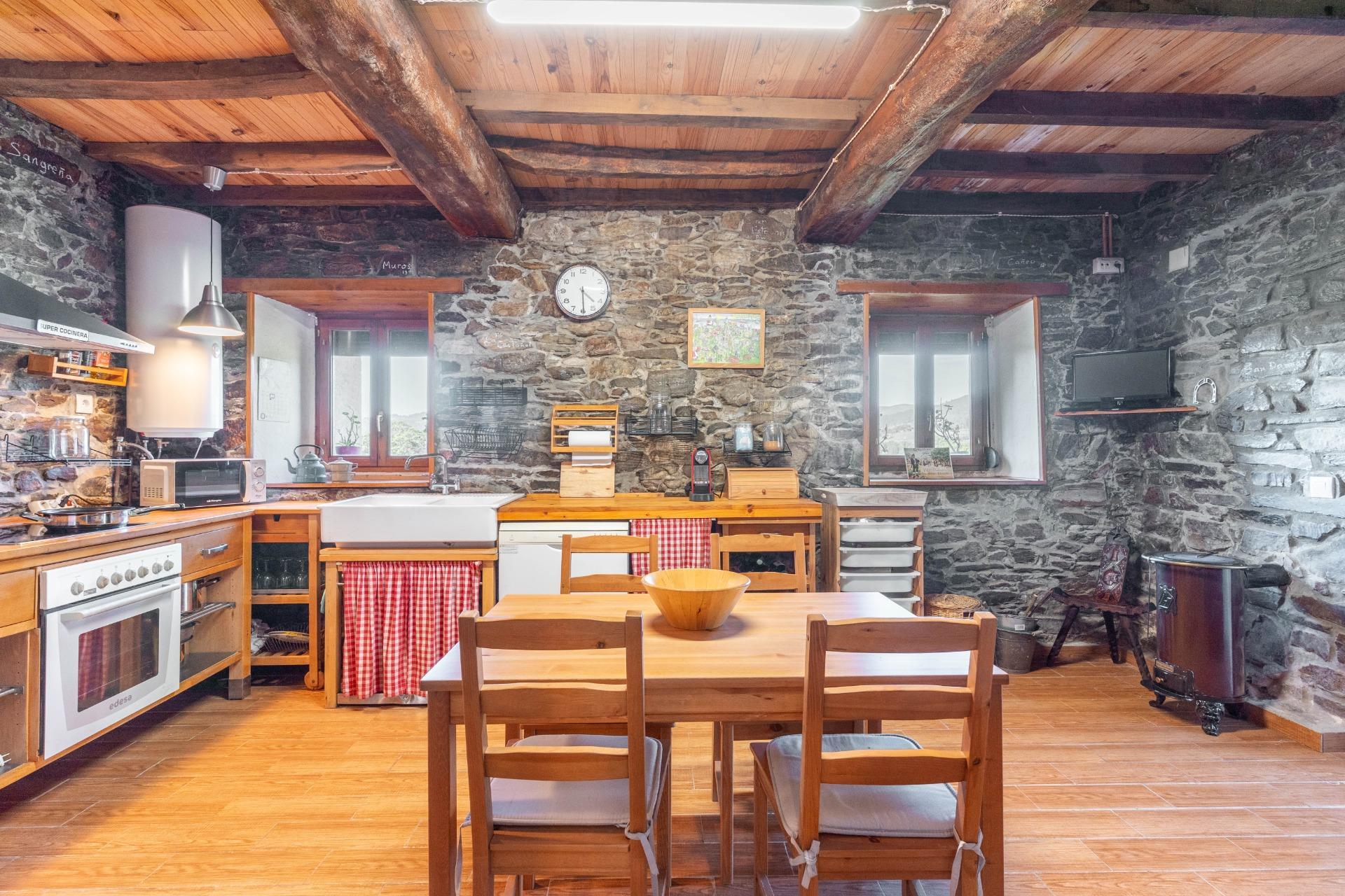 Encanto rural con alma asturiana ? Casa de piedra con vistas de ensueño en Loro (Pravia)