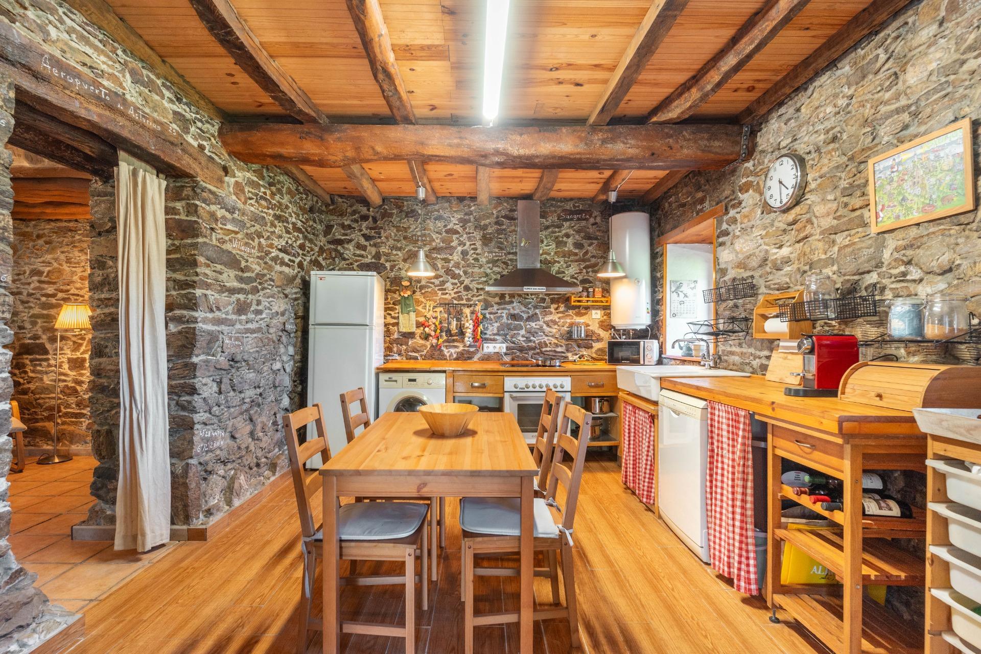 Encanto rural con alma asturiana ? Casa de piedra con vistas de ensueño en Loro (Pravia)