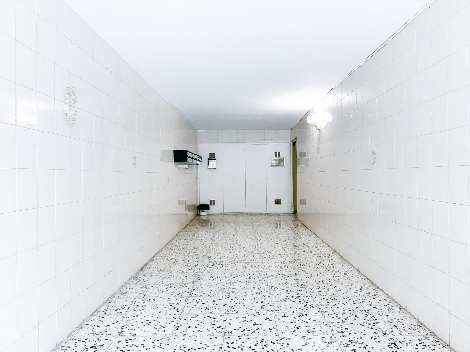 Ático con terraza climatizada, chimenea y ascensor en zona peatonal de Viladecans