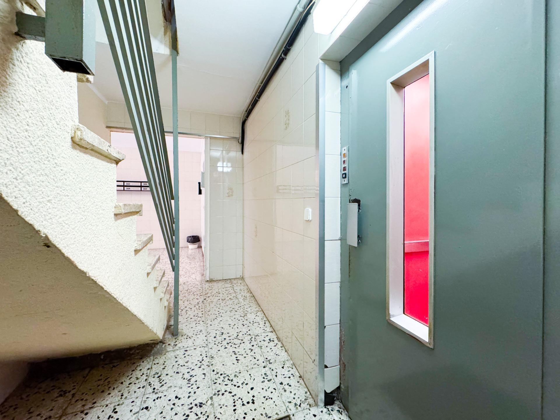 Ático con terraza climatizada, chimenea y ascensor en zona peatonal de Viladecans