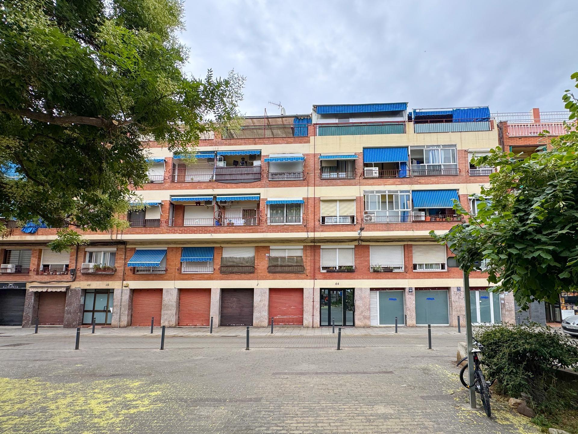 Ático con terraza climatizada, chimenea y ascensor en zona peatonal de Viladecans