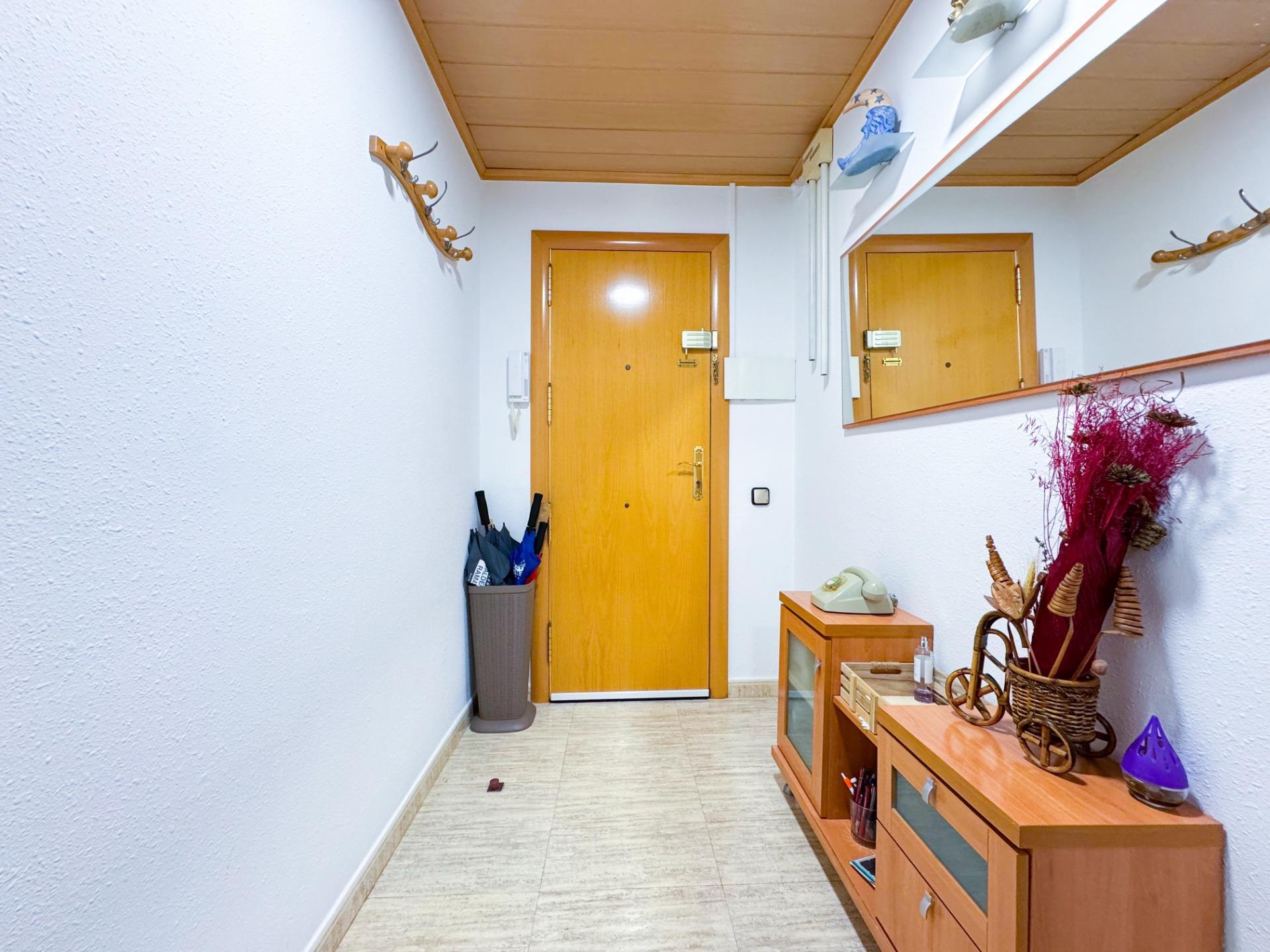 Ático con terraza climatizada, chimenea y ascensor en zona peatonal de Viladecans