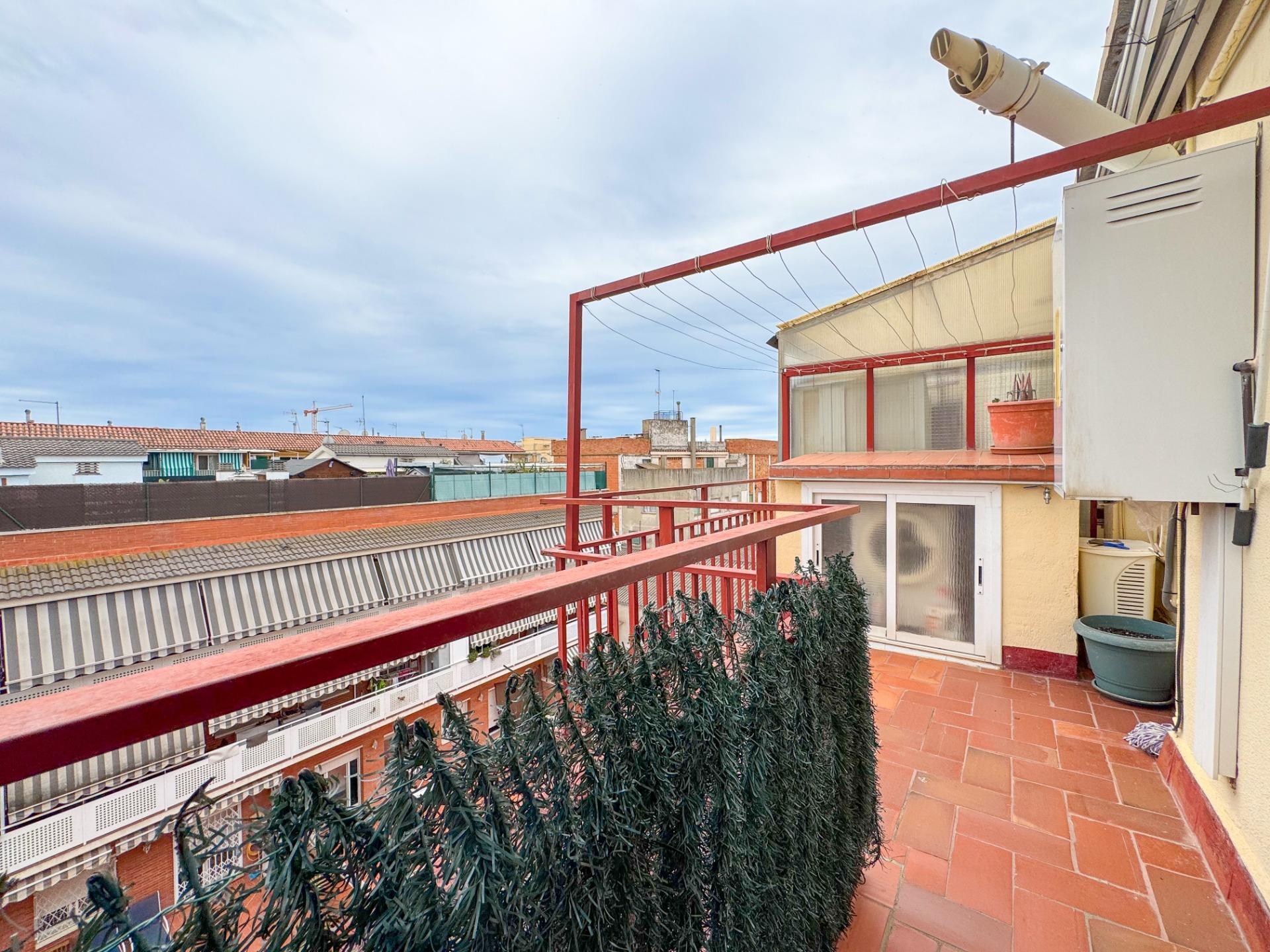 Ático con terraza climatizada, chimenea y ascensor en zona peatonal de Viladecans