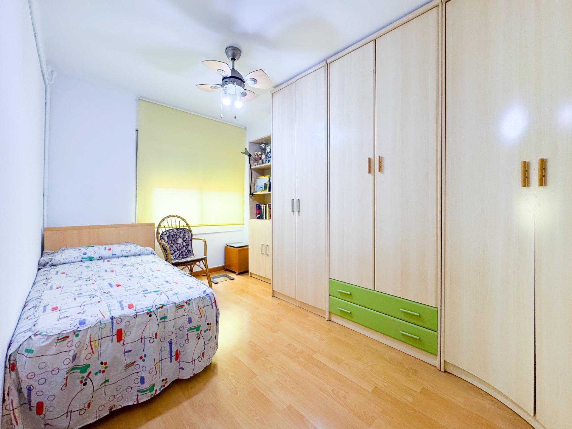 Ático con terraza climatizada, chimenea y ascensor en zona peatonal de Viladecans