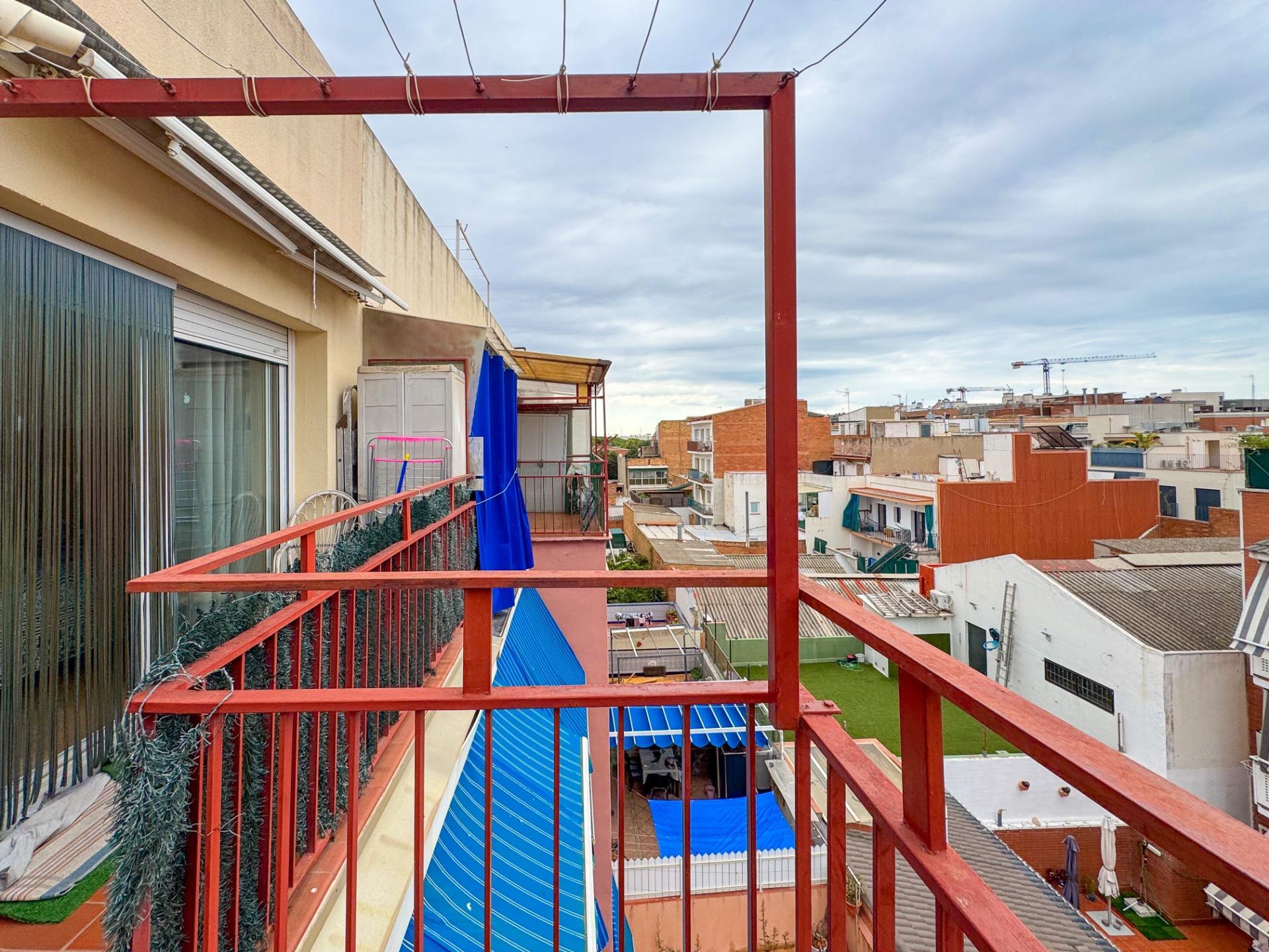 Ático con terraza climatizada, chimenea y ascensor en zona peatonal de Viladecans