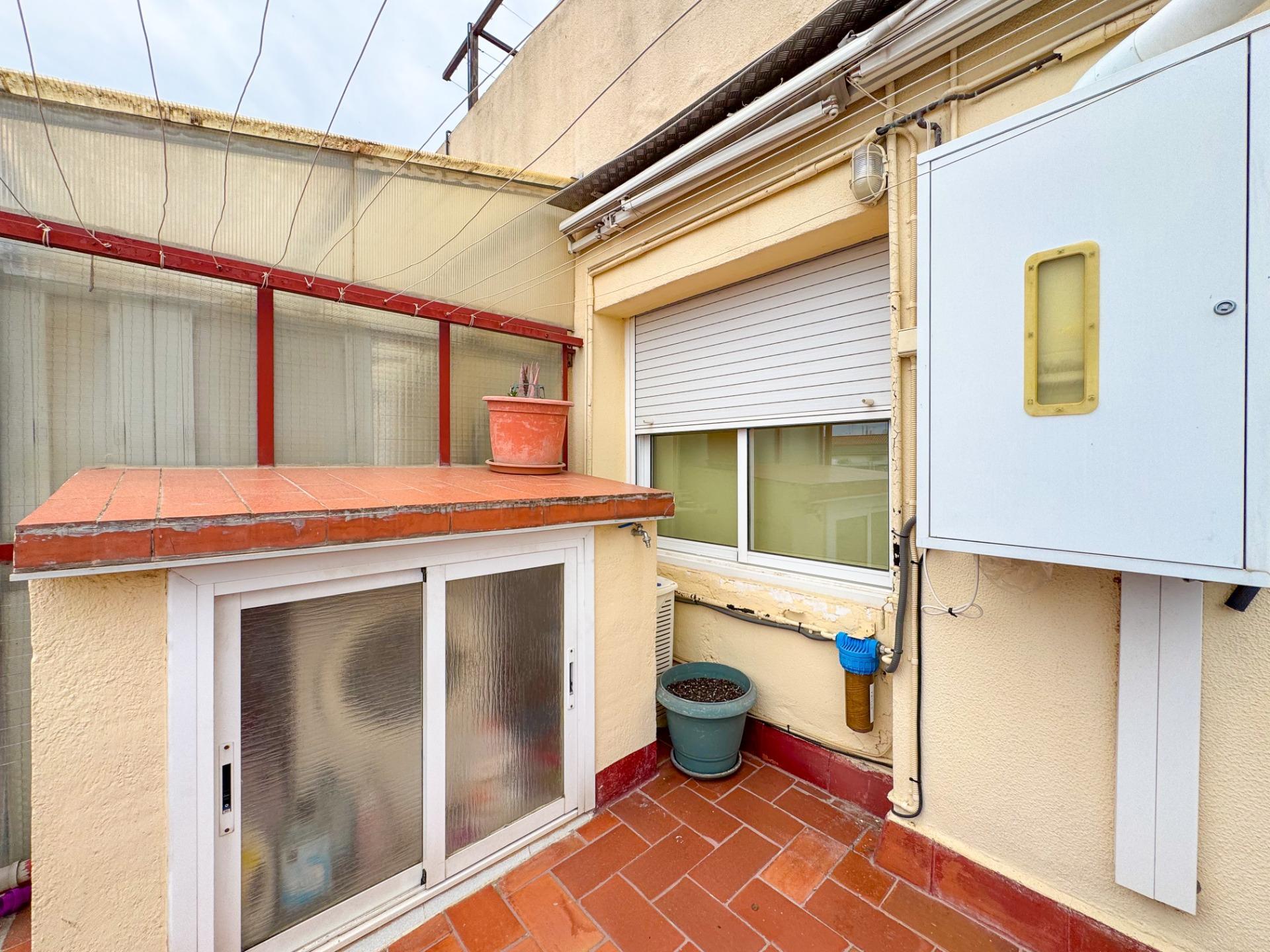 Ático con terraza climatizada, chimenea y ascensor en zona peatonal de Viladecans