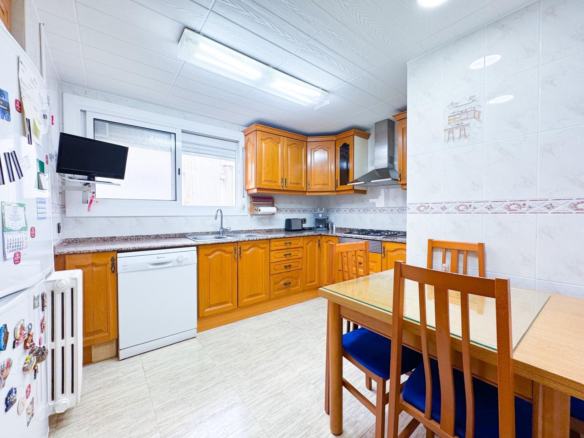 Ático con terraza climatizada, chimenea y ascensor en zona peatonal de Viladecans