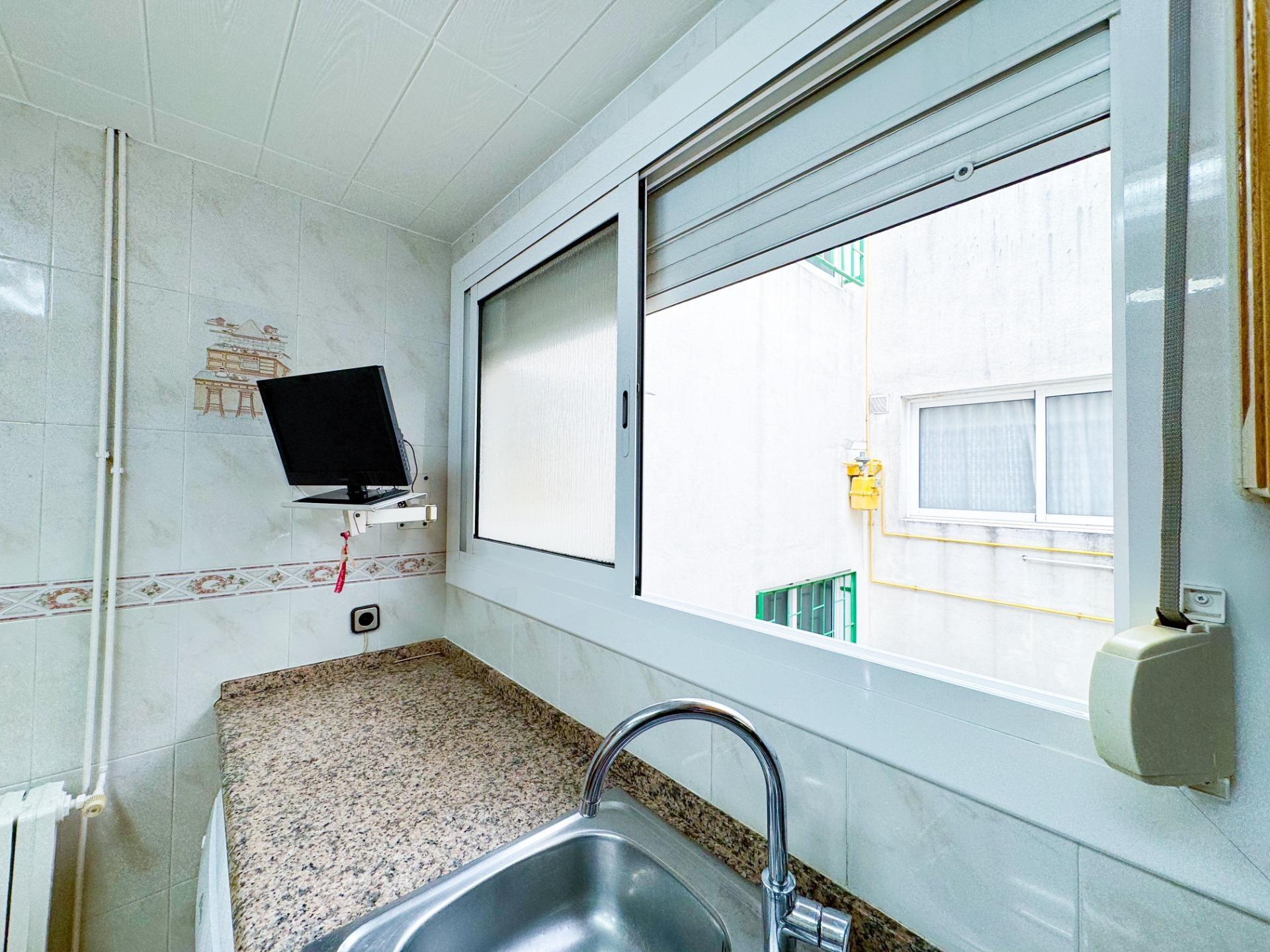 Ático con terraza climatizada, chimenea y ascensor en zona peatonal de Viladecans
