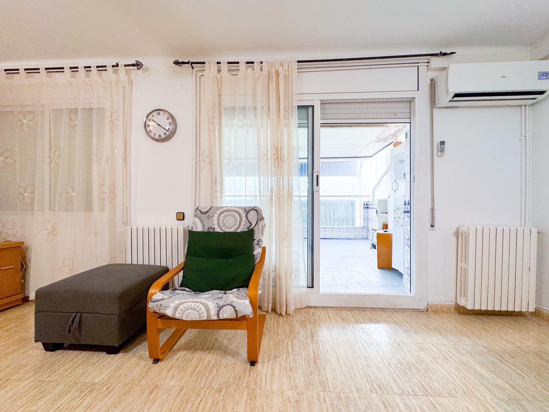 Ático con terraza climatizada, chimenea y ascensor en zona peatonal de Viladecans