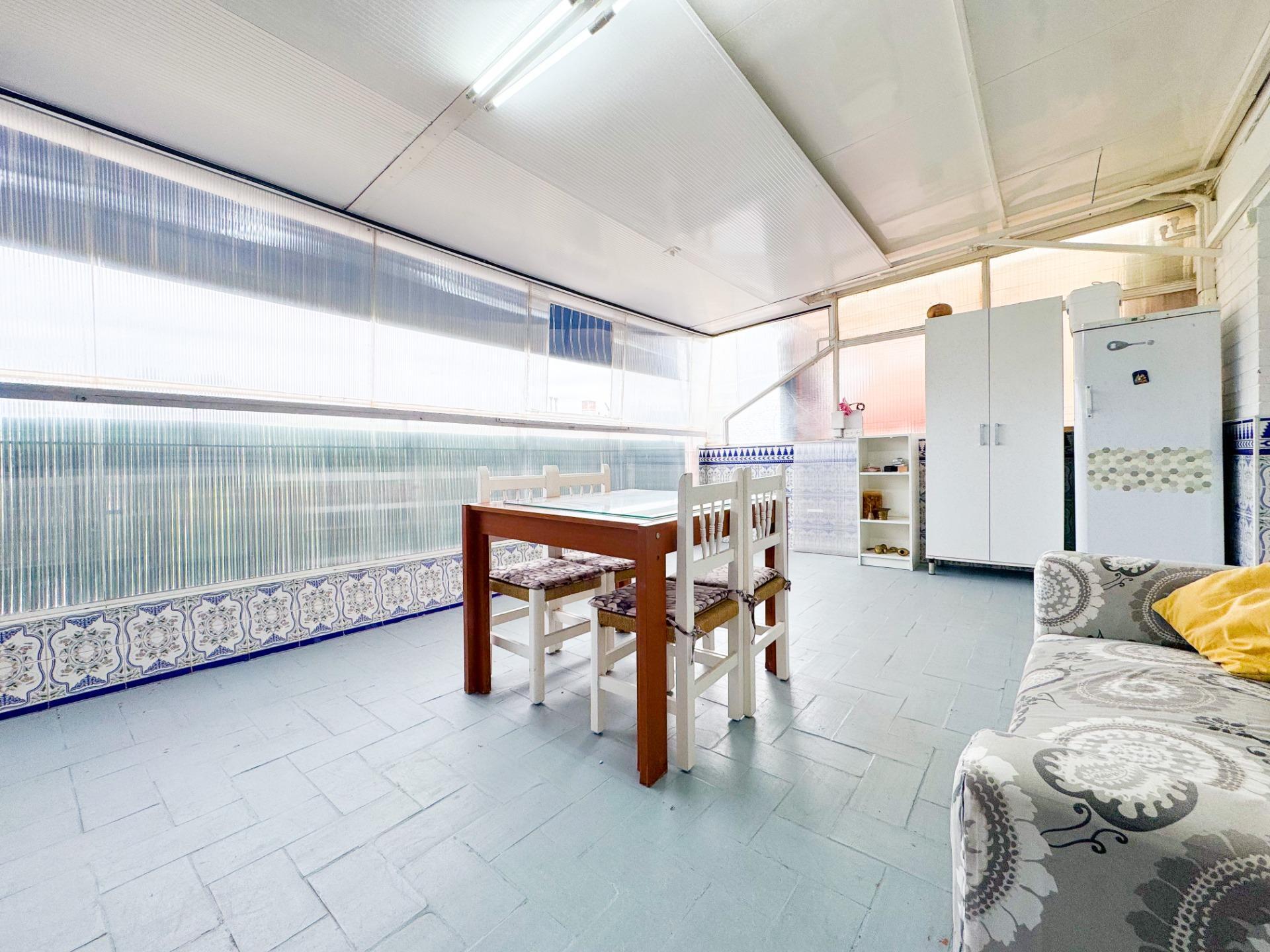 Ático con terraza climatizada, chimenea y ascensor en zona peatonal de Viladecans