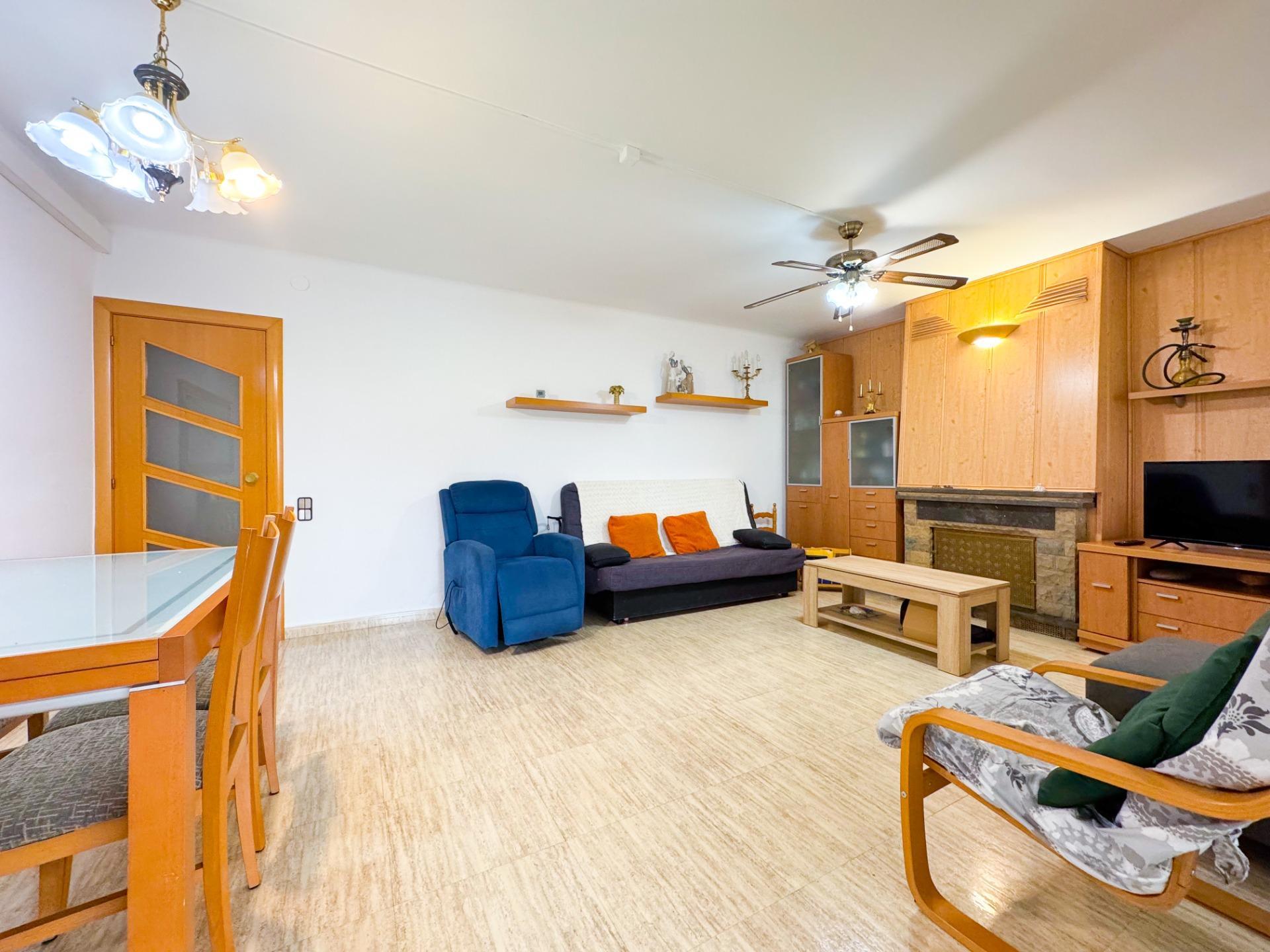 Ático con terraza climatizada, chimenea y ascensor en zona peatonal de Viladecans