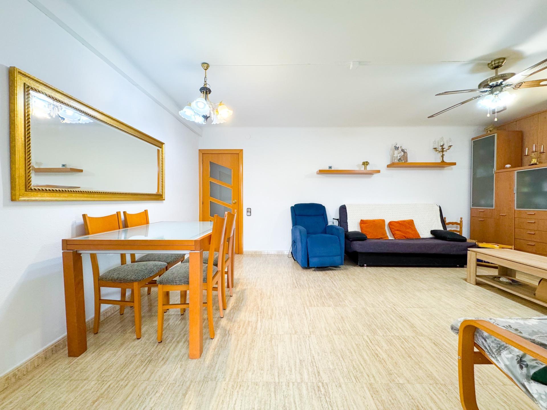 Ático con terraza climatizada, chimenea y ascensor en zona peatonal de Viladecans