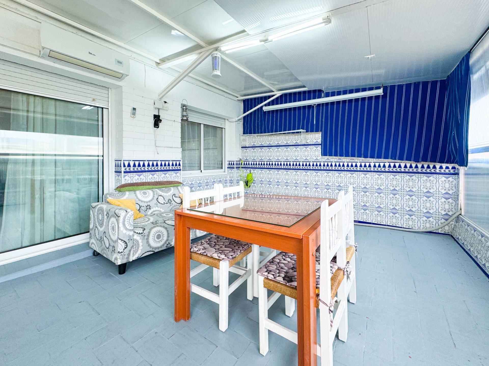 Ático con terraza climatizada, chimenea y ascensor en zona peatonal de Viladecans