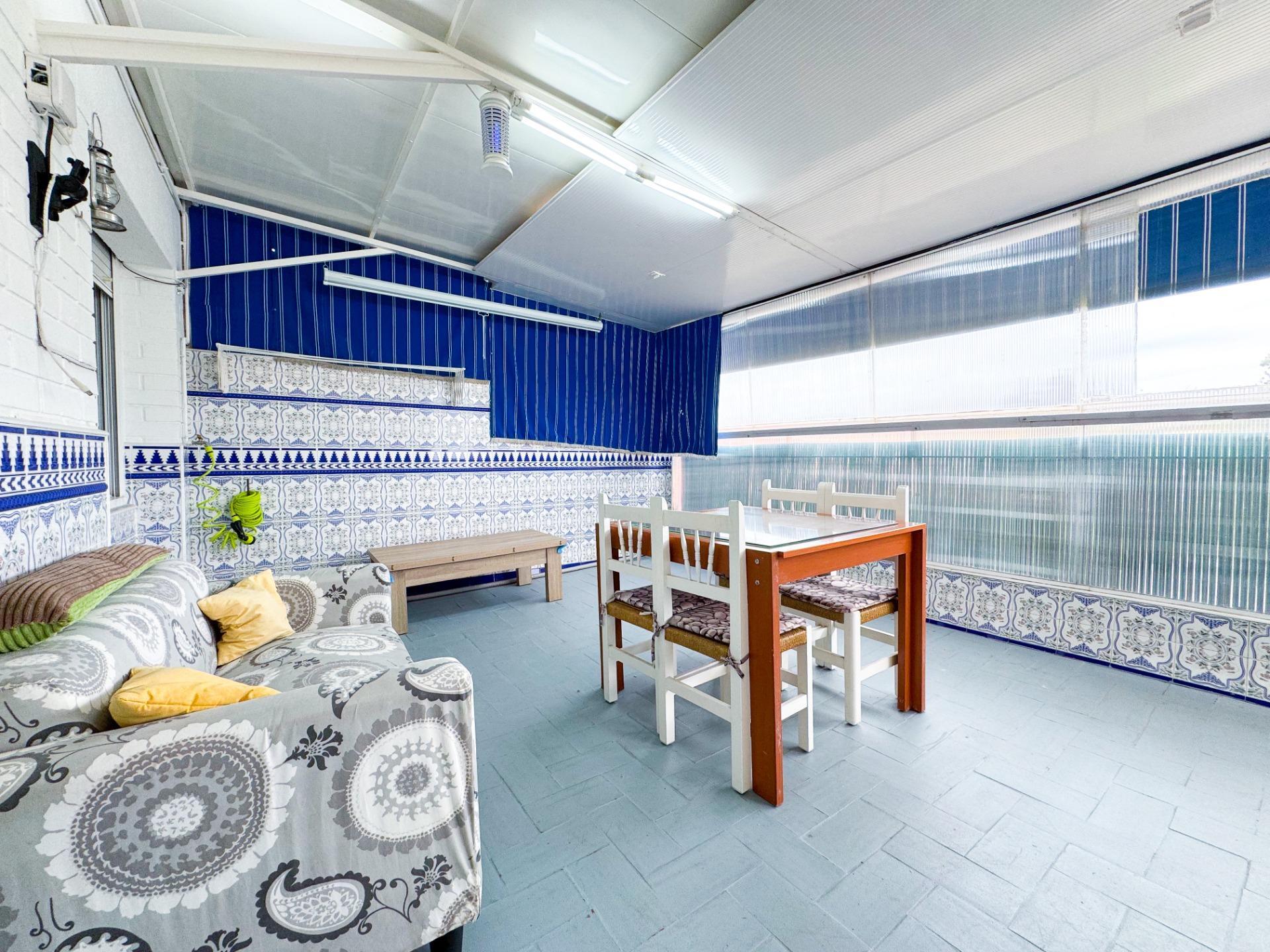 Ático con terraza climatizada, chimenea y ascensor en zona peatonal de Viladecans