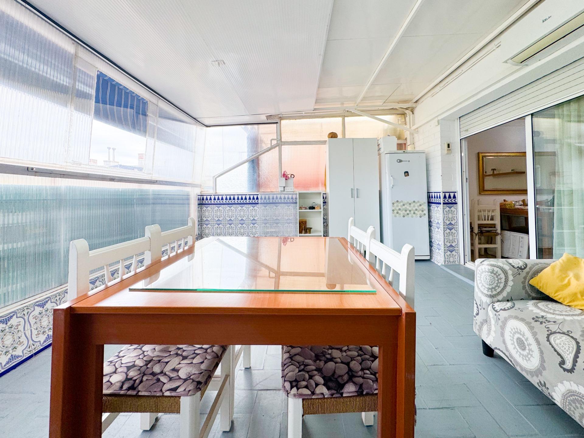Ático con terraza climatizada, chimenea y ascensor en zona peatonal de Viladecans