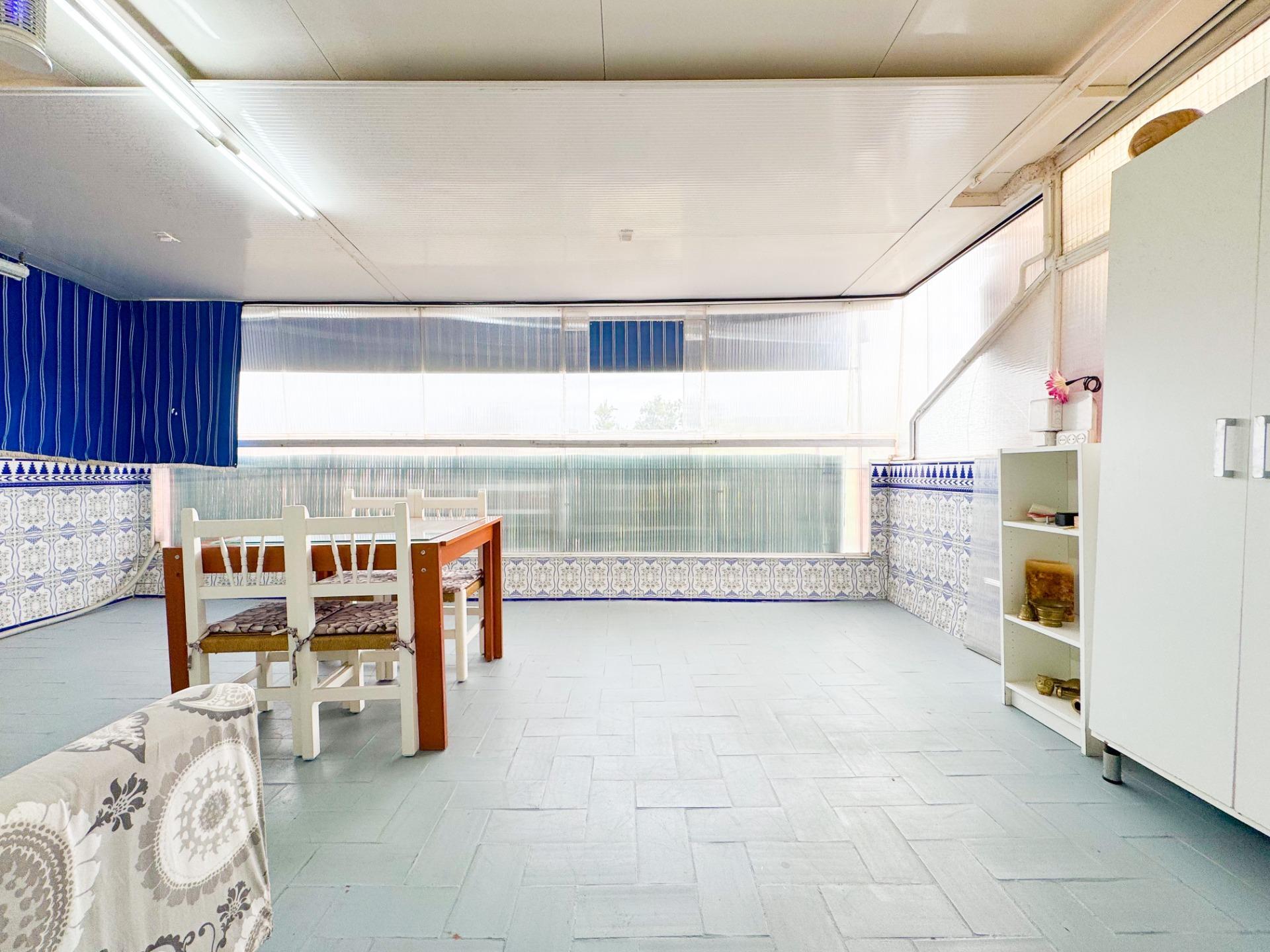 Ático con terraza climatizada, chimenea y ascensor en zona peatonal de Viladecans