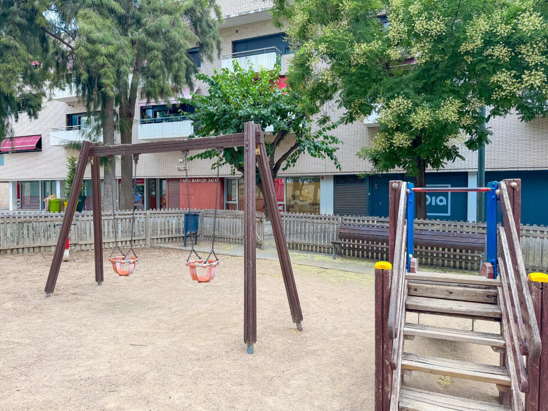 Ático con terraza climatizada, chimenea y ascensor en zona peatonal de Viladecans