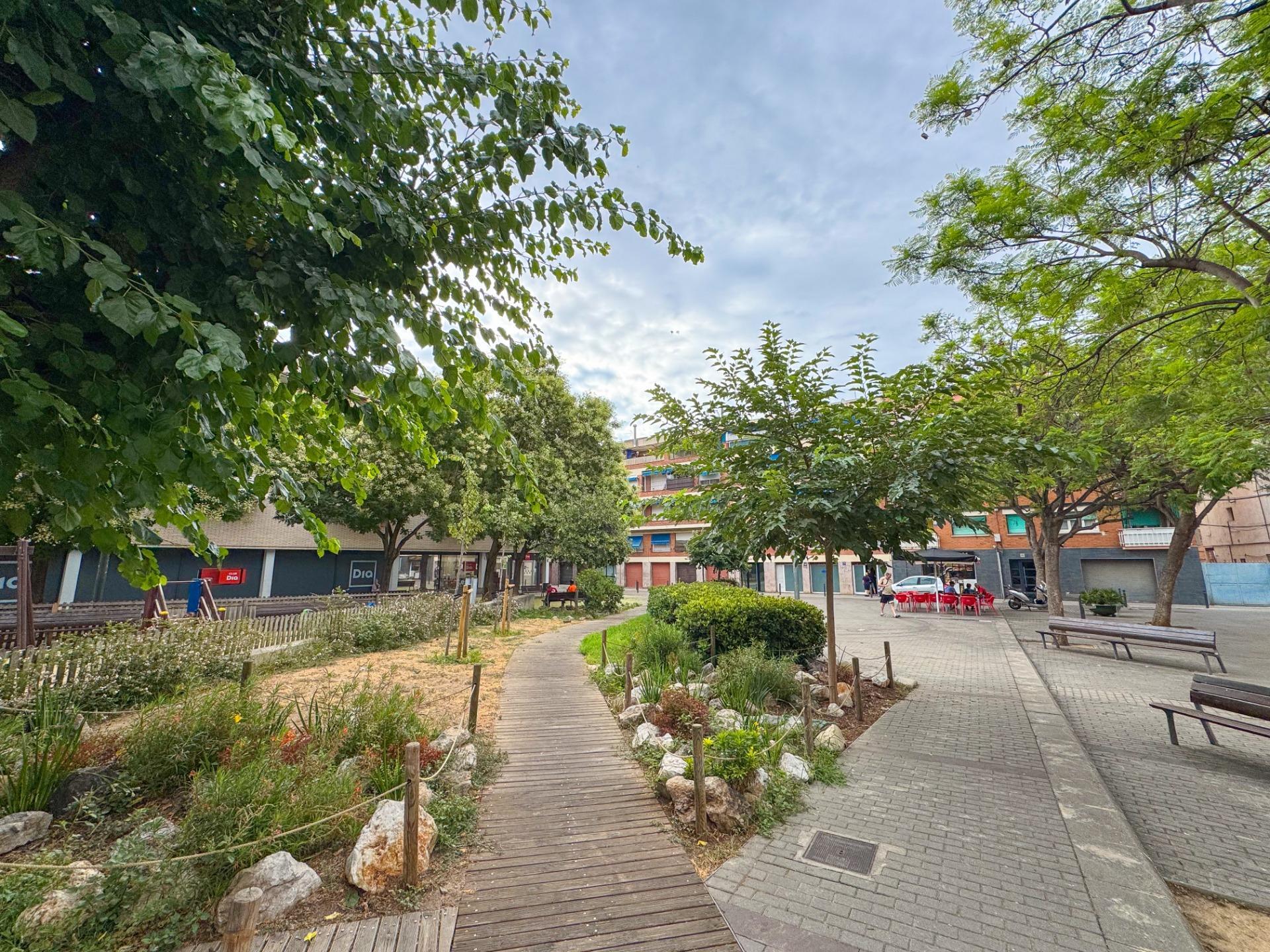 Ático con terraza climatizada, chimenea y ascensor en zona peatonal de Viladecans