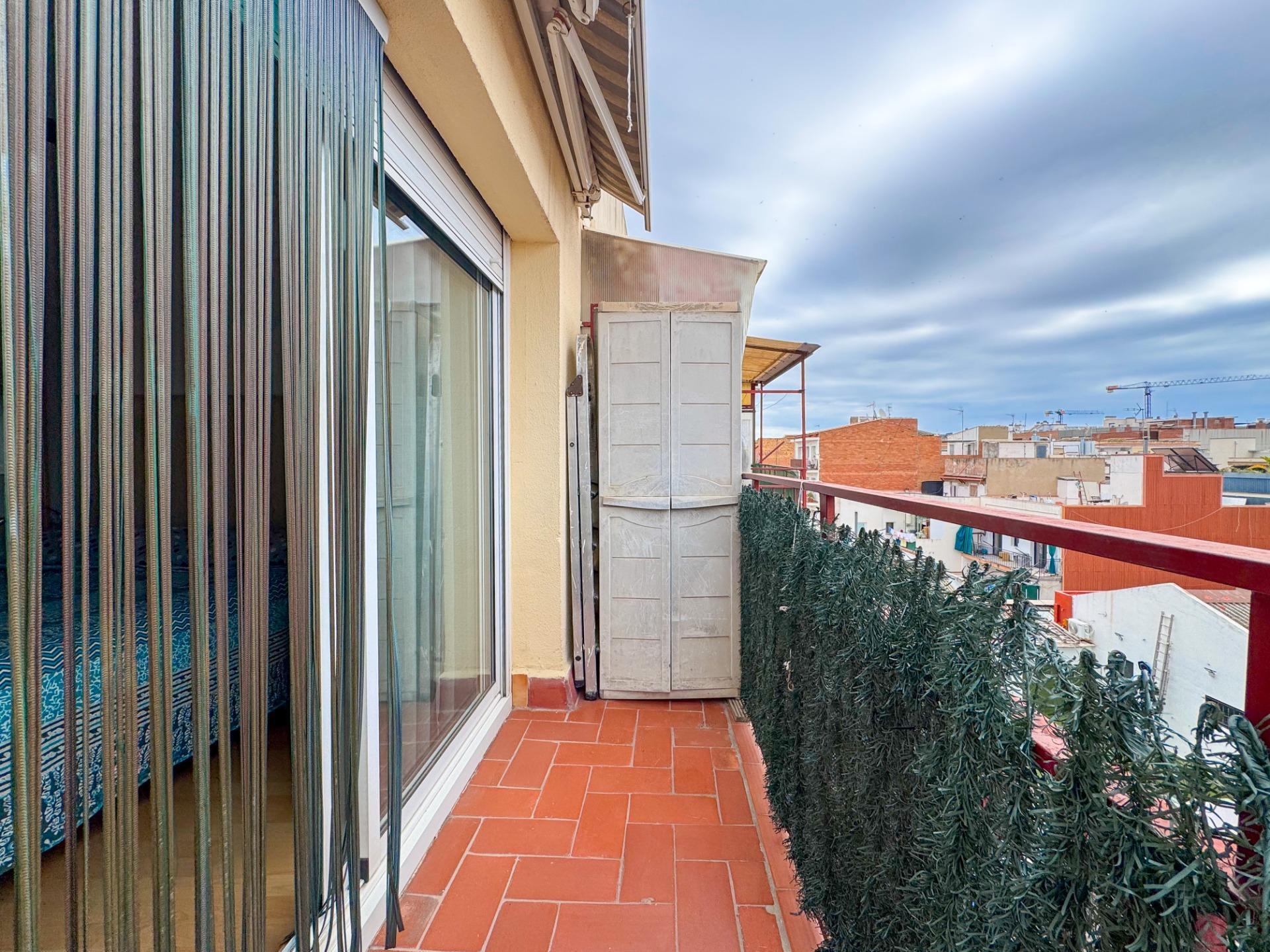 Ático con terraza climatizada, chimenea y ascensor en zona peatonal de Viladecans