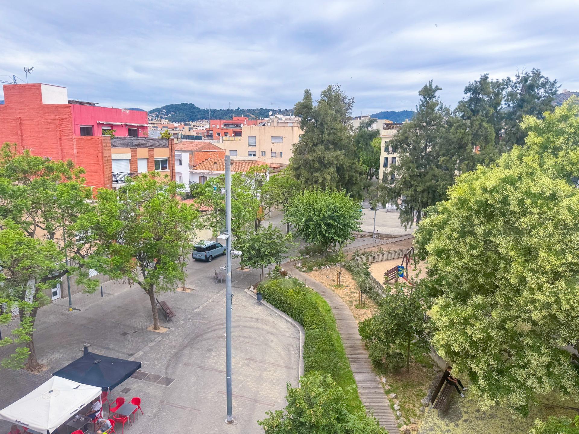 Ático con terraza climatizada, chimenea y ascensor en zona peatonal de Viladecans