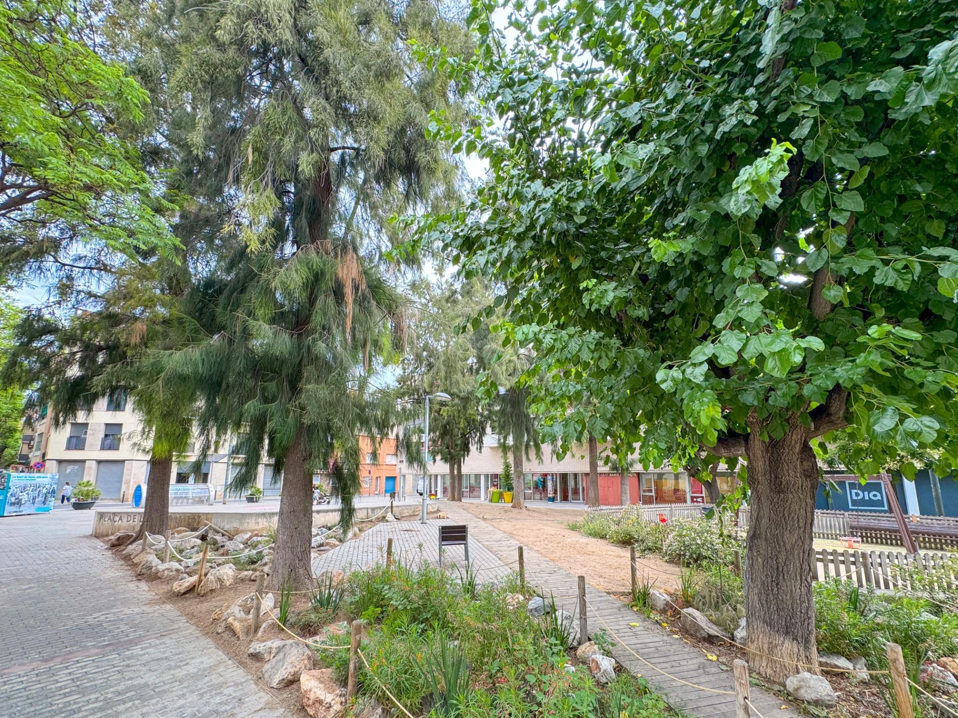 Ático con terraza climatizada, chimenea y ascensor en zona peatonal de Viladecans