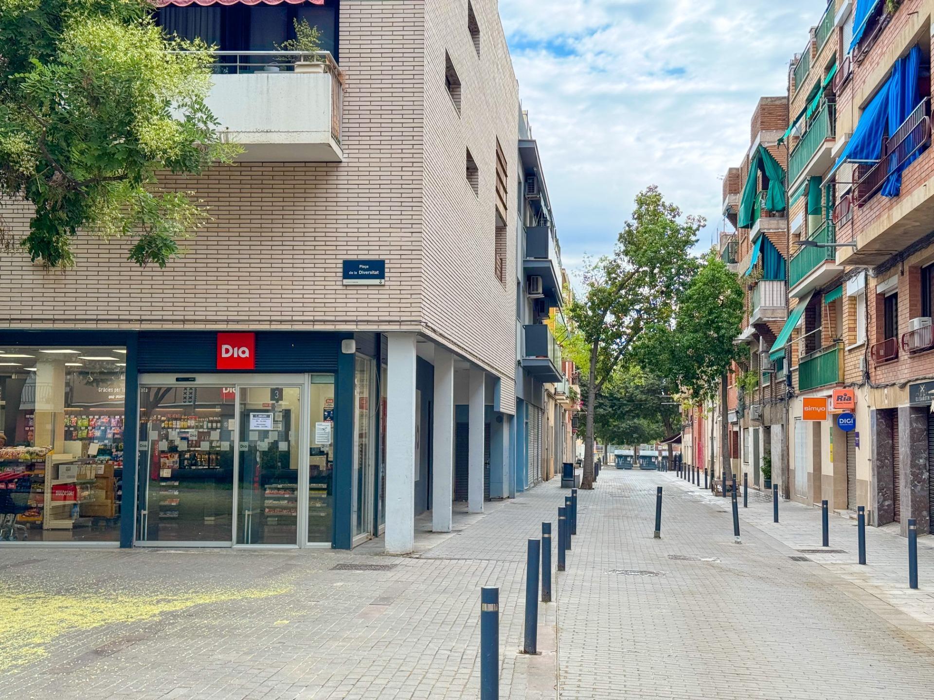 Ático con terraza climatizada, chimenea y ascensor en zona peatonal de Viladecans