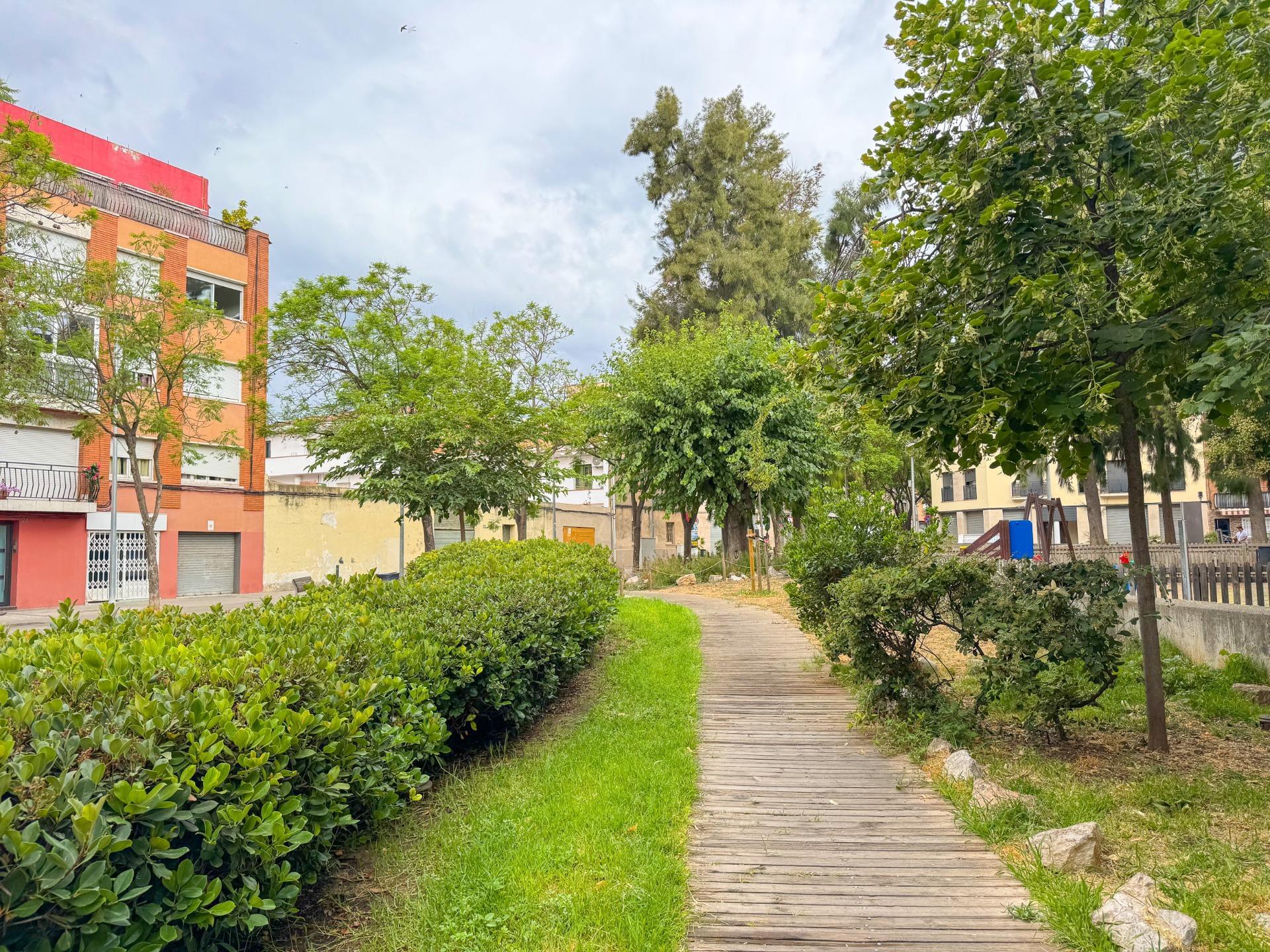 Ático con terraza climatizada, chimenea y ascensor en zona peatonal de Viladecans