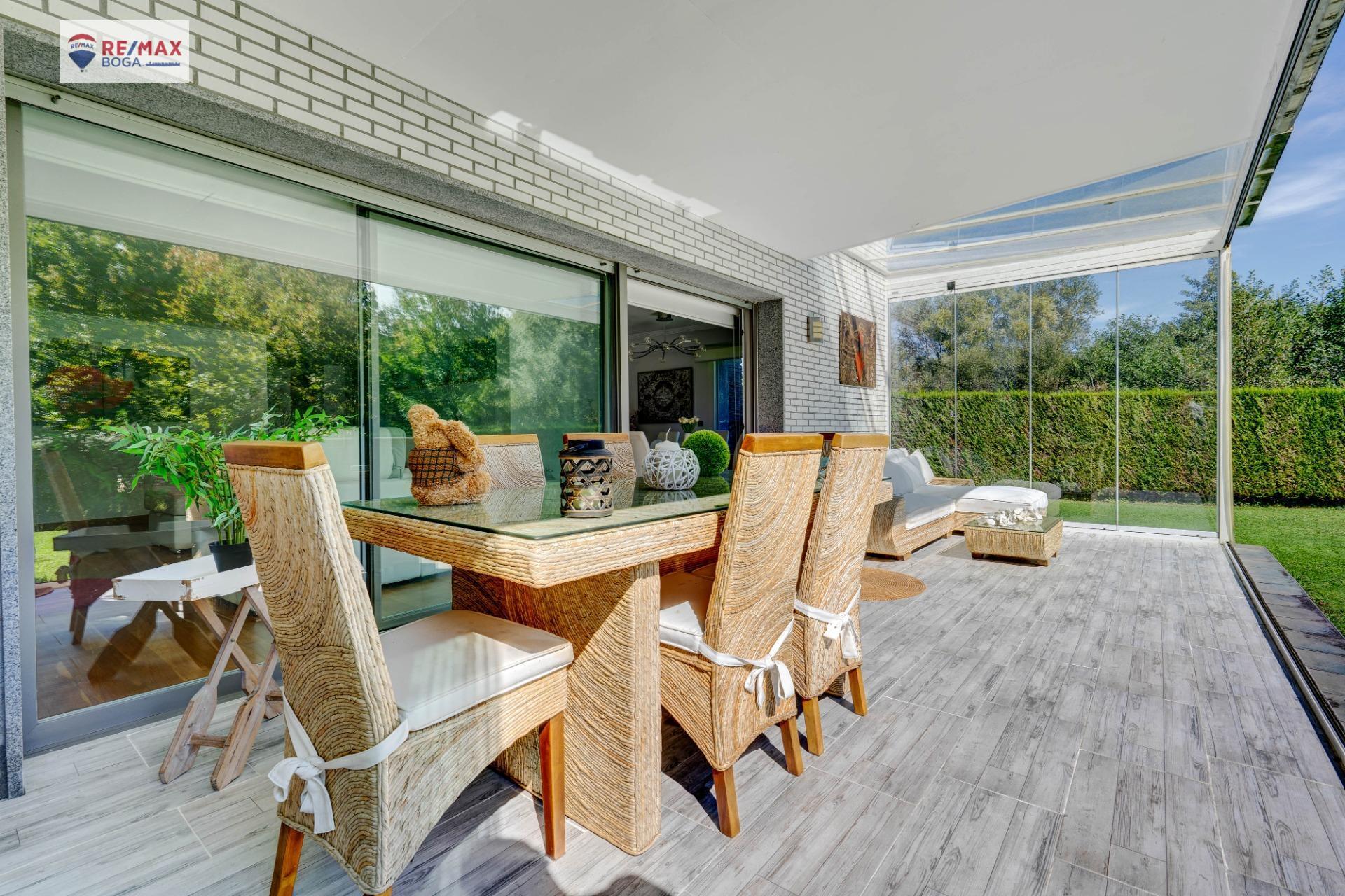 EXCLUSIVA VILLA ADOSADA (EN ESQUINA), UBICADA EN EL GOLF DE HONDARRIBIA