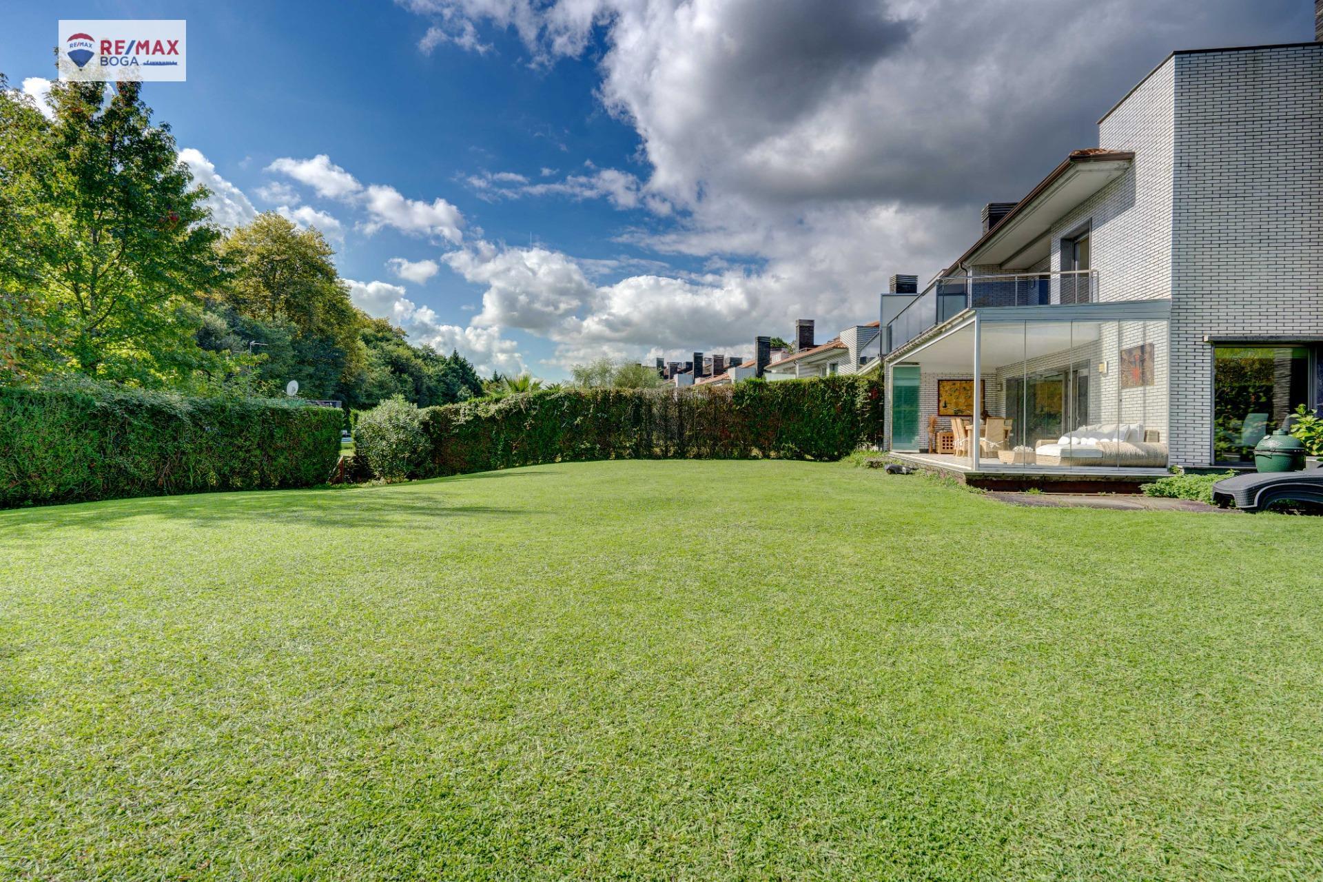 EXCLUSIVA VILLA ADOSADA (EN ESQUINA), UBICADA EN EL GOLF DE HONDARRIBIA