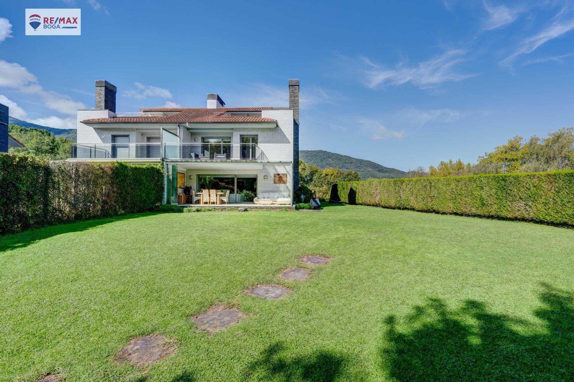 EXCLUSIVA VILLA ADOSADA (EN ESQUINA), UBICADA EN EL GOLF DE HONDARRIBIA