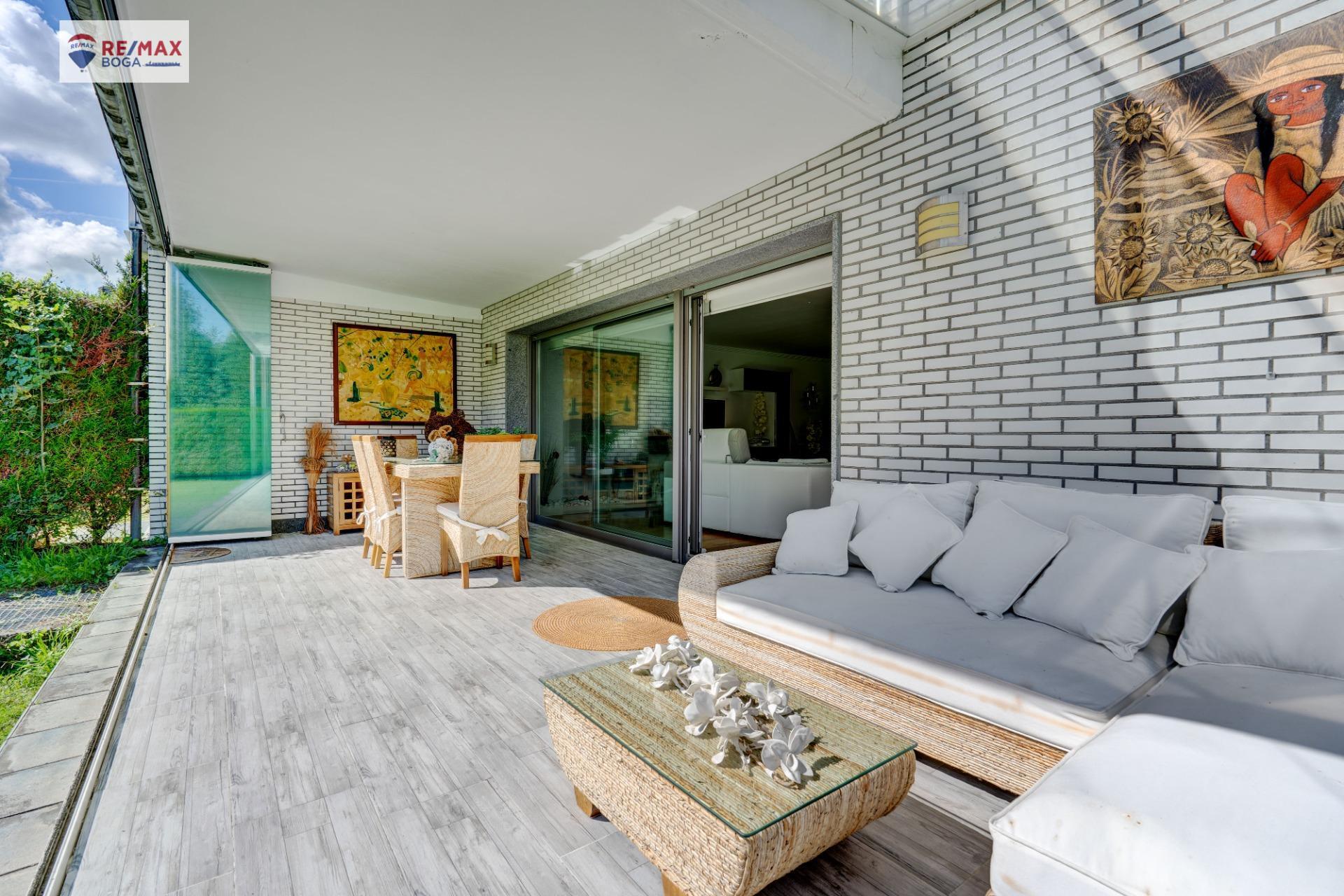 EXCLUSIVA VILLA ADOSADA (EN ESQUINA), UBICADA EN EL GOLF DE HONDARRIBIA