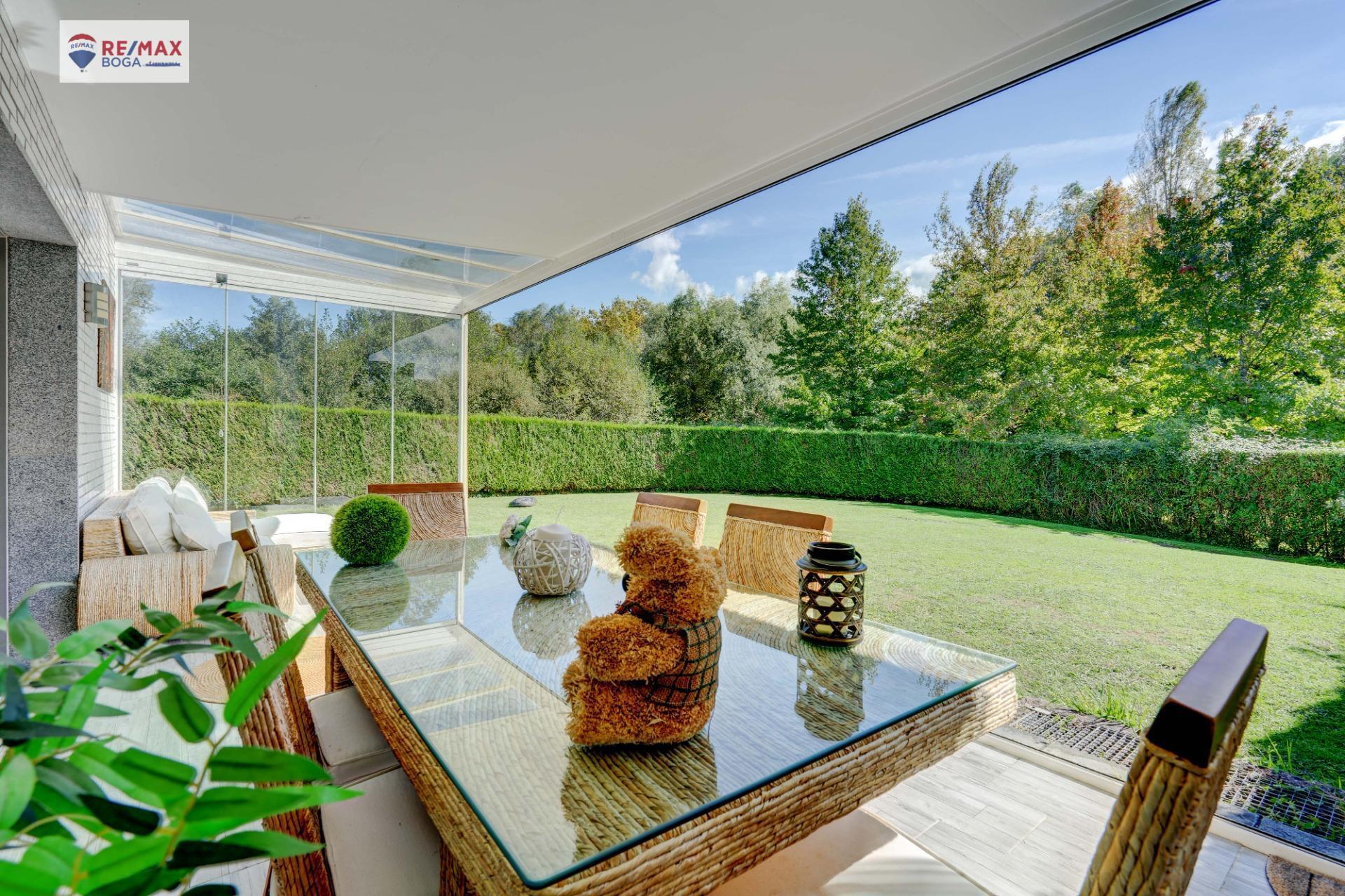 EXCLUSIVA VILLA ADOSADA (EN ESQUINA), UBICADA EN EL GOLF DE HONDARRIBIA