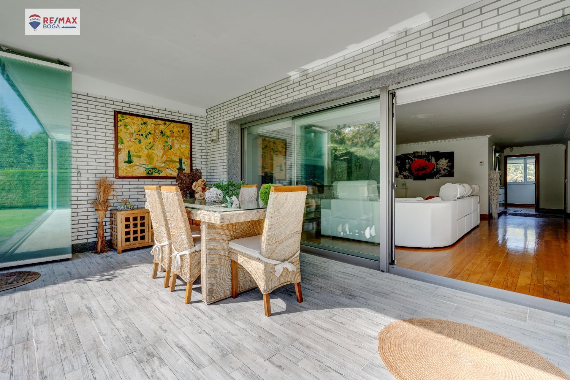 EXCLUSIVA VILLA ADOSADA (EN ESQUINA), UBICADA EN EL GOLF DE HONDARRIBIA