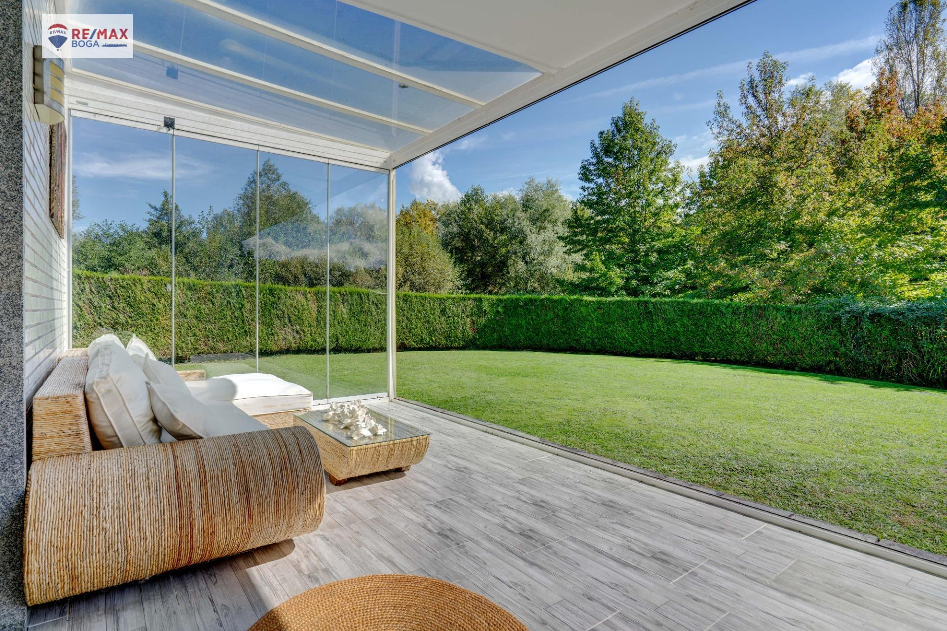 EXCLUSIVA VILLA ADOSADA (EN ESQUINA), UBICADA EN EL GOLF DE HONDARRIBIA