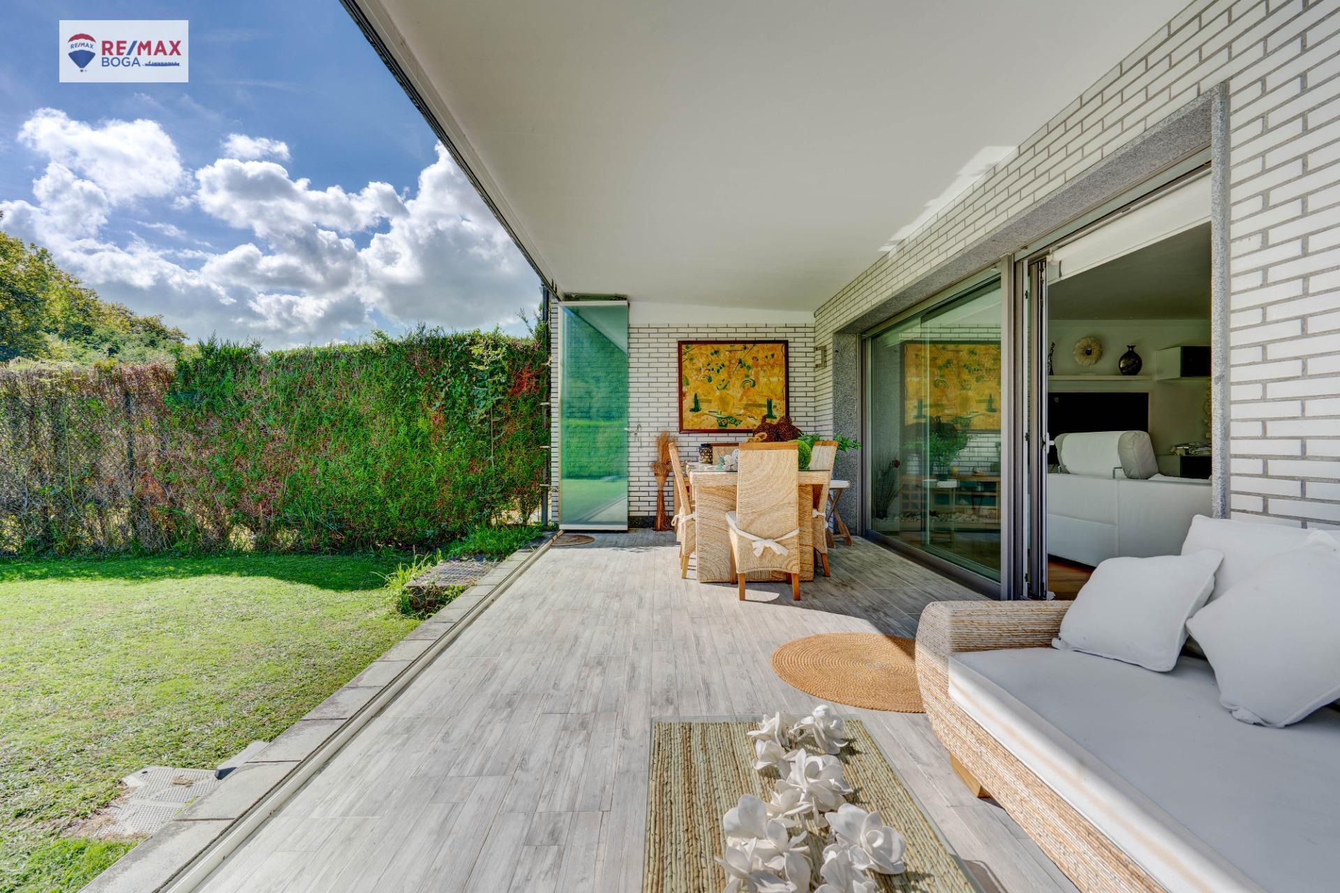 EXCLUSIVA VILLA ADOSADA (EN ESQUINA), UBICADA EN EL GOLF DE HONDARRIBIA