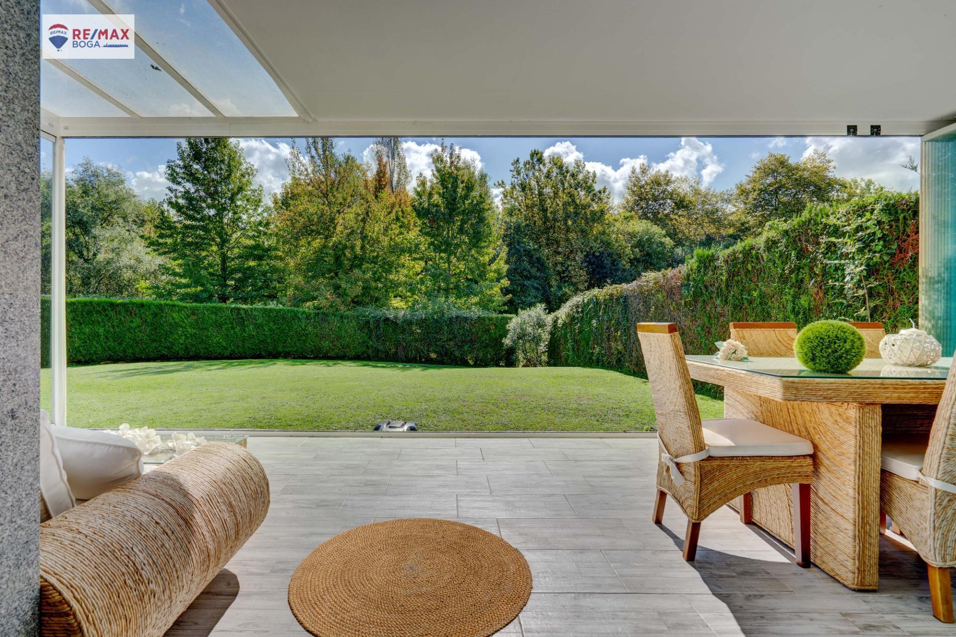 EXCLUSIVA VILLA ADOSADA (EN ESQUINA), UBICADA EN EL GOLF DE HONDARRIBIA