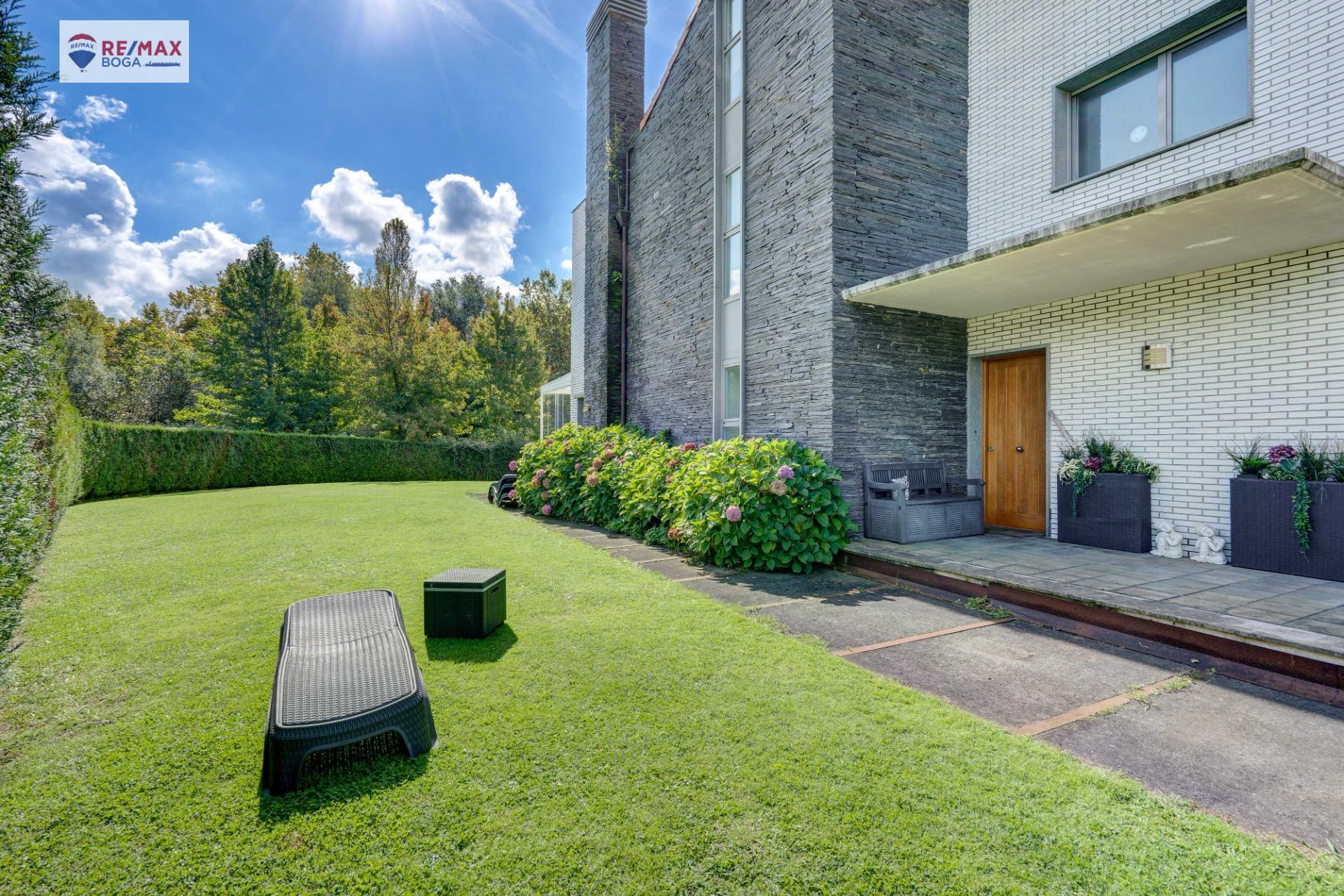 EXCLUSIVA VILLA ADOSADA (EN ESQUINA), UBICADA EN EL GOLF DE HONDARRIBIA