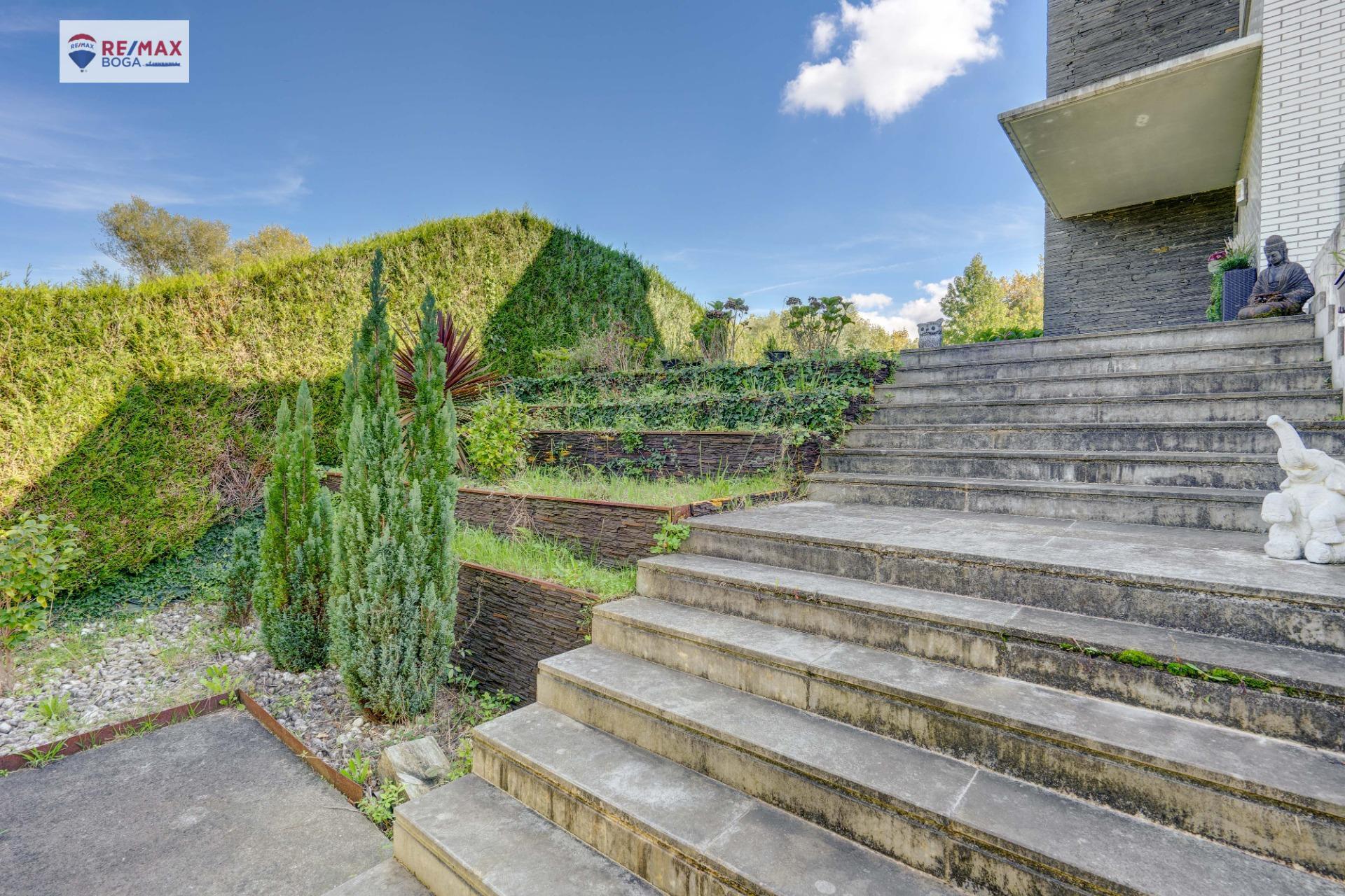 EXCLUSIVA VILLA ADOSADA (EN ESQUINA), UBICADA EN EL GOLF DE HONDARRIBIA