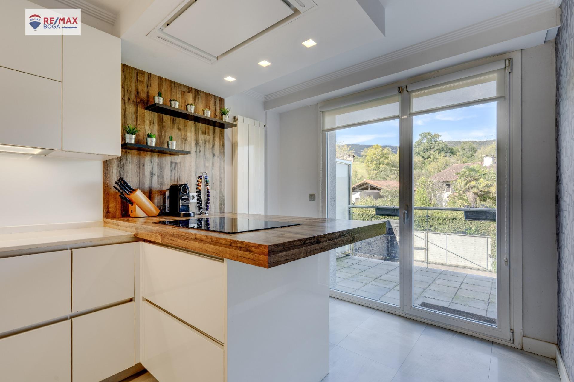 EXCLUSIVA VILLA ADOSADA (EN ESQUINA), UBICADA EN EL GOLF DE HONDARRIBIA