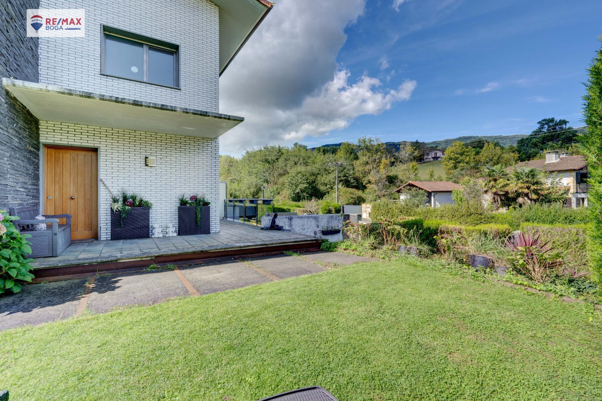 EXCLUSIVA VILLA ADOSADA (EN ESQUINA), UBICADA EN EL GOLF DE HONDARRIBIA