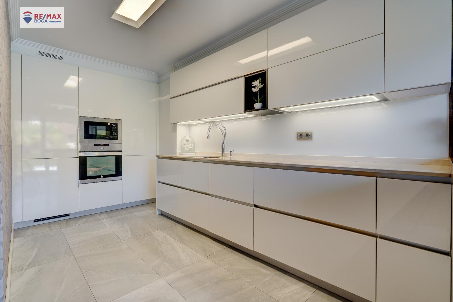 EXCLUSIVA VILLA ADOSADA (EN ESQUINA), UBICADA EN EL GOLF DE HONDARRIBIA