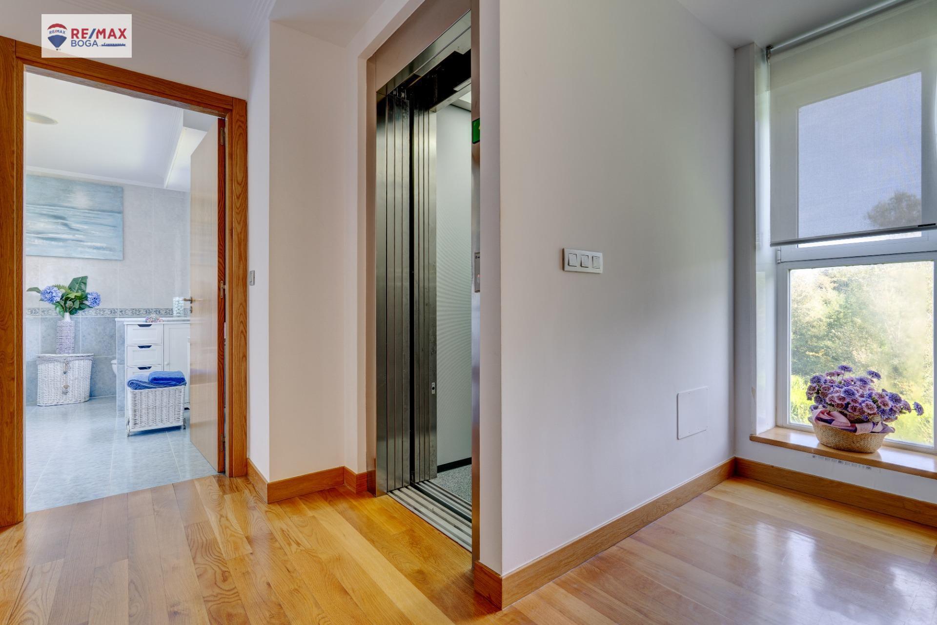 EXCLUSIVA VILLA ADOSADA (EN ESQUINA), UBICADA EN EL GOLF DE HONDARRIBIA