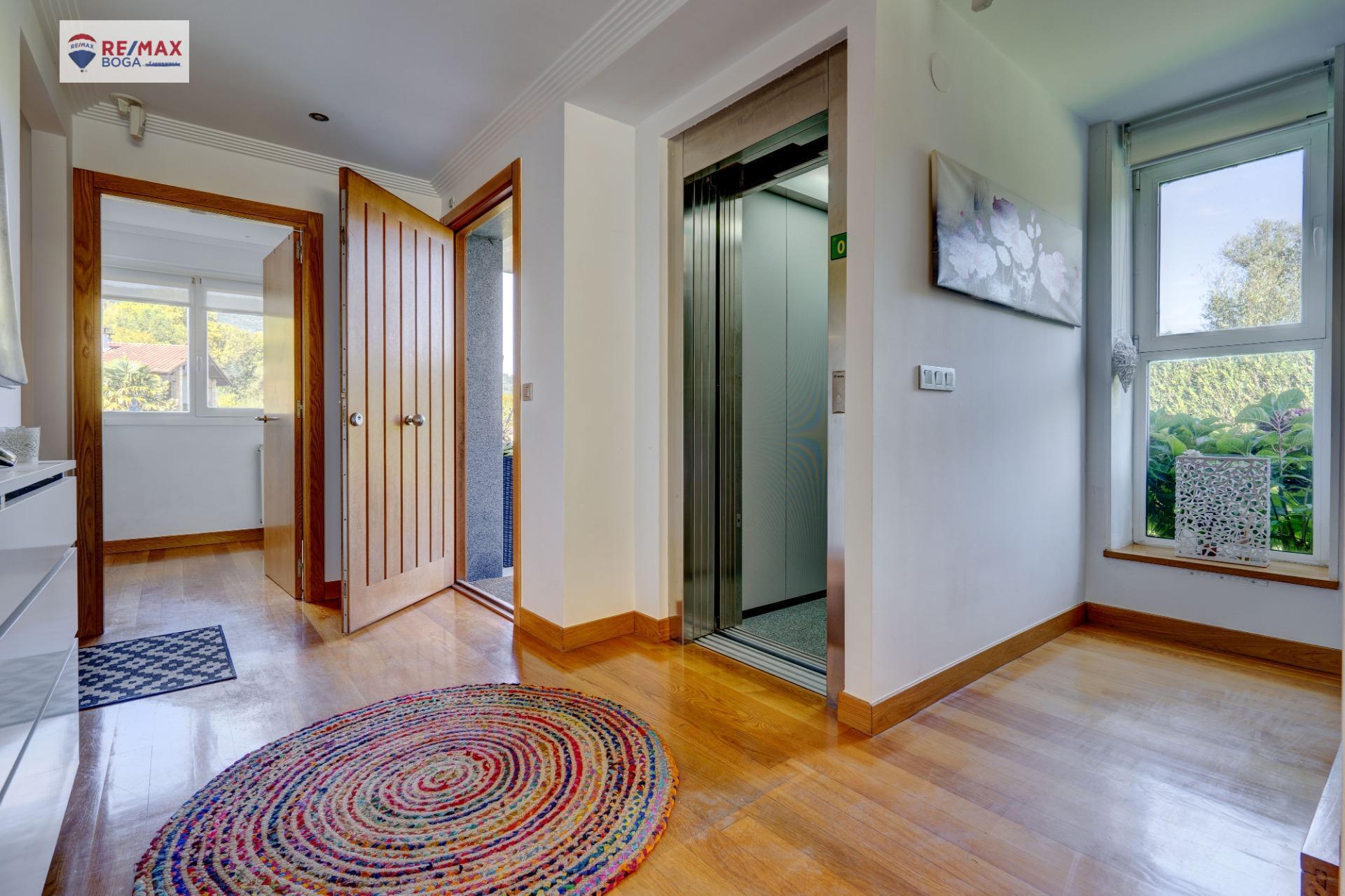 EXCLUSIVA VILLA ADOSADA (EN ESQUINA), UBICADA EN EL GOLF DE HONDARRIBIA